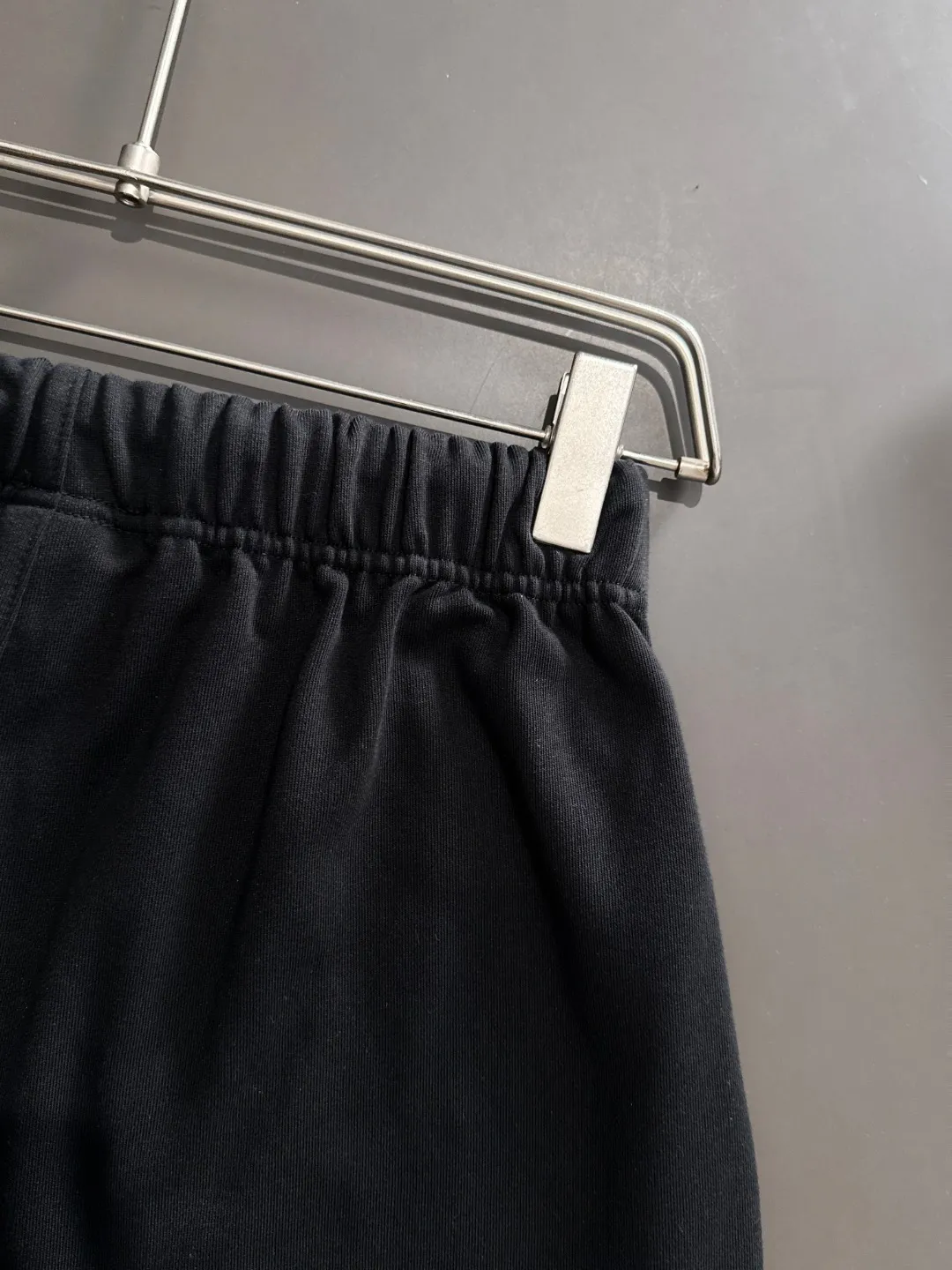 Next day shipment P300 High quality MONCLER/muzzle 2025 spring and summer new style high-definition elastic band casual solid color loose shorts, made with machines imported from Italy. The hem of the trousers is stitched with two needles. The stitching is fine and firm. The fabric is customized at the counter and has high breathability and comfort. The details are impeccable. The brand element design concept reflects high quality. It feels delicate and soft! It presents a casual cut and the upper body shape is great! Size: S-XXL