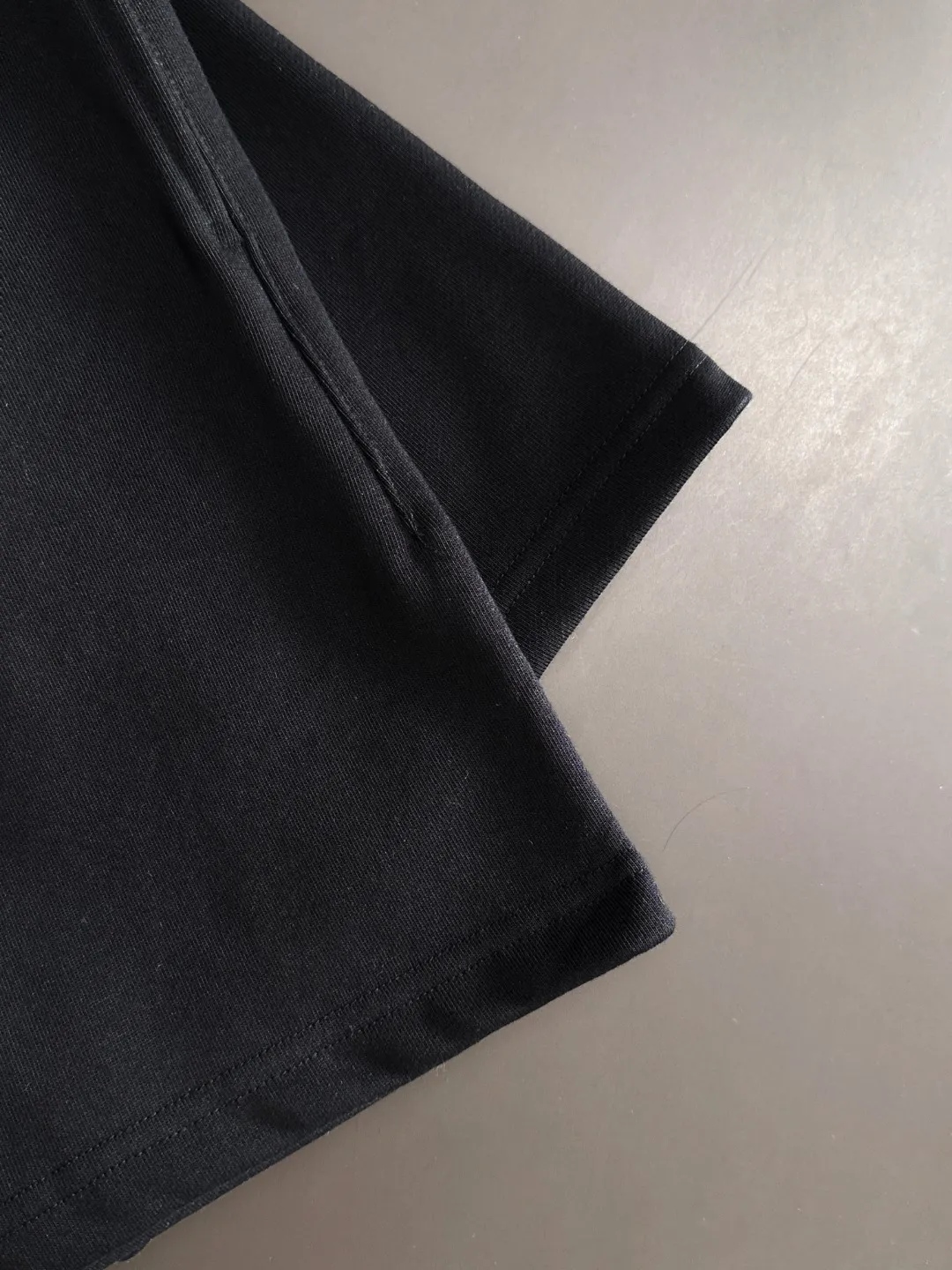 Next day shipment P300 High quality MONCLER/muzzle 2025 spring and summer new style high-definition elastic band casual solid color loose shorts, made with machines imported from Italy. The hem of the trousers is stitched with two needles. The stitching is fine and firm. The fabric is customized at the counter and has high breathability and comfort. The details are impeccable. The brand element design concept reflects high quality. It feels delicate and soft! It presents a casual cut and the upper body shape is great! Size: S-XXL