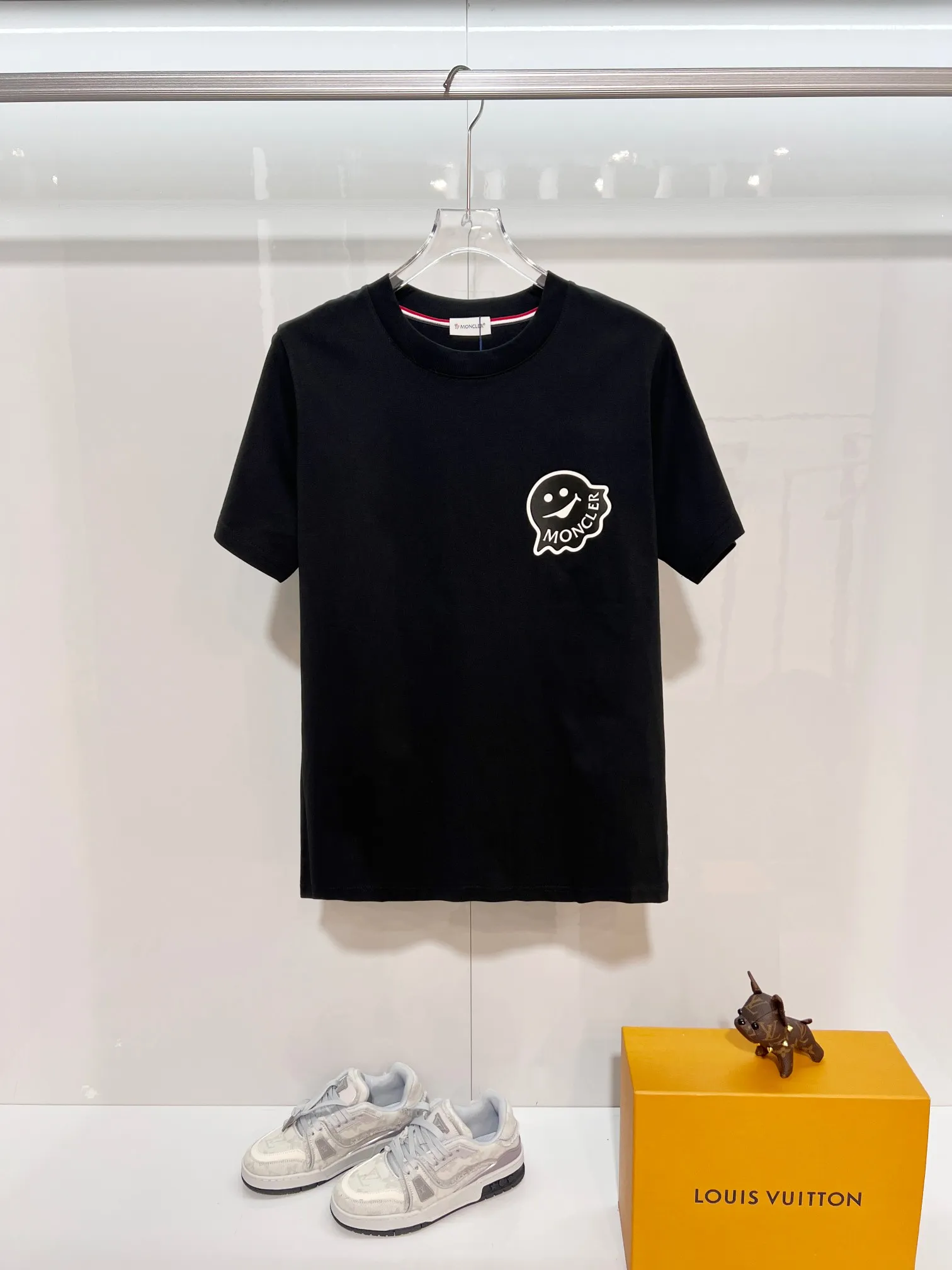 P150 MONCLER/muzzled 300g pure cotton round neck short-sleeved T-shirt. Brand classic. Three-dimensional monster offset letter LOGO embossing process. 2025ss official synchronization. High version. High quality. Fashionable personality. Versatile trend. Pure original quality. Original fabric. Tag. Collar label. Washed wheat. Three labels complete. Color: Black. White. Size: S M L XL XXL