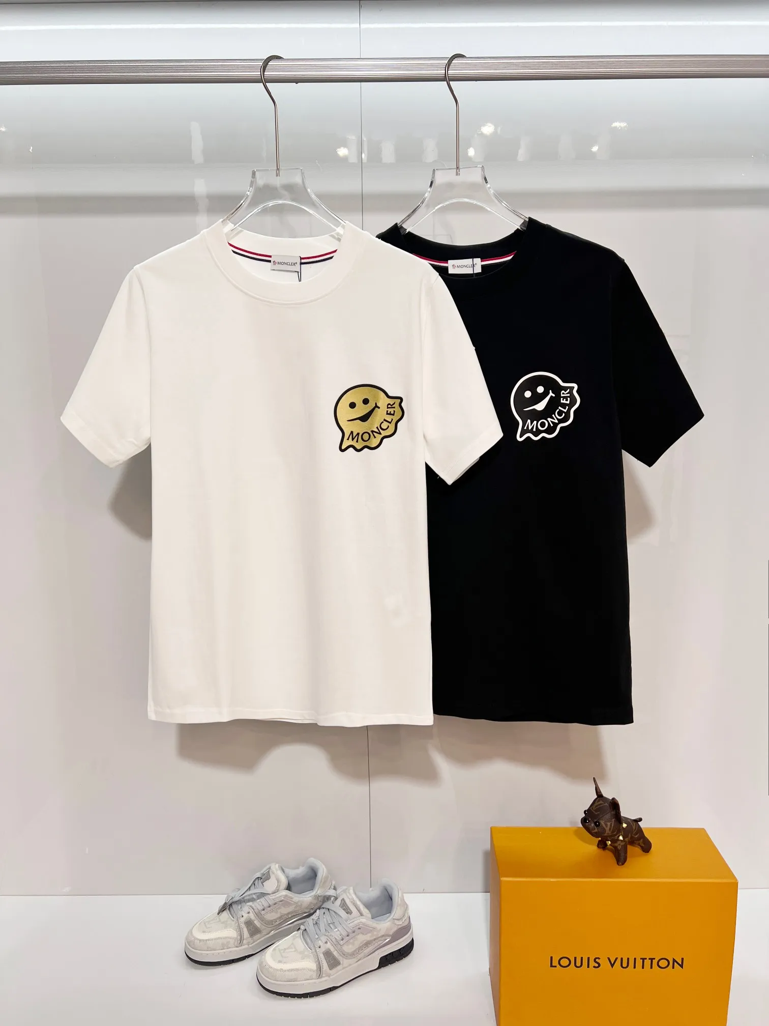 P150 MONCLER/muzzled 300g pure cotton round neck short-sleeved T-shirt. Brand classic. Three-dimensional monster offset letter LOGO embossing process. 2025ss official synchronization. High version. High quality. Fashionable personality. Versatile trend. Pure original quality. Original fabric. Tag. Collar label. Washed wheat. Three labels complete. Color: Black. White. Size: S M L XL XXL
