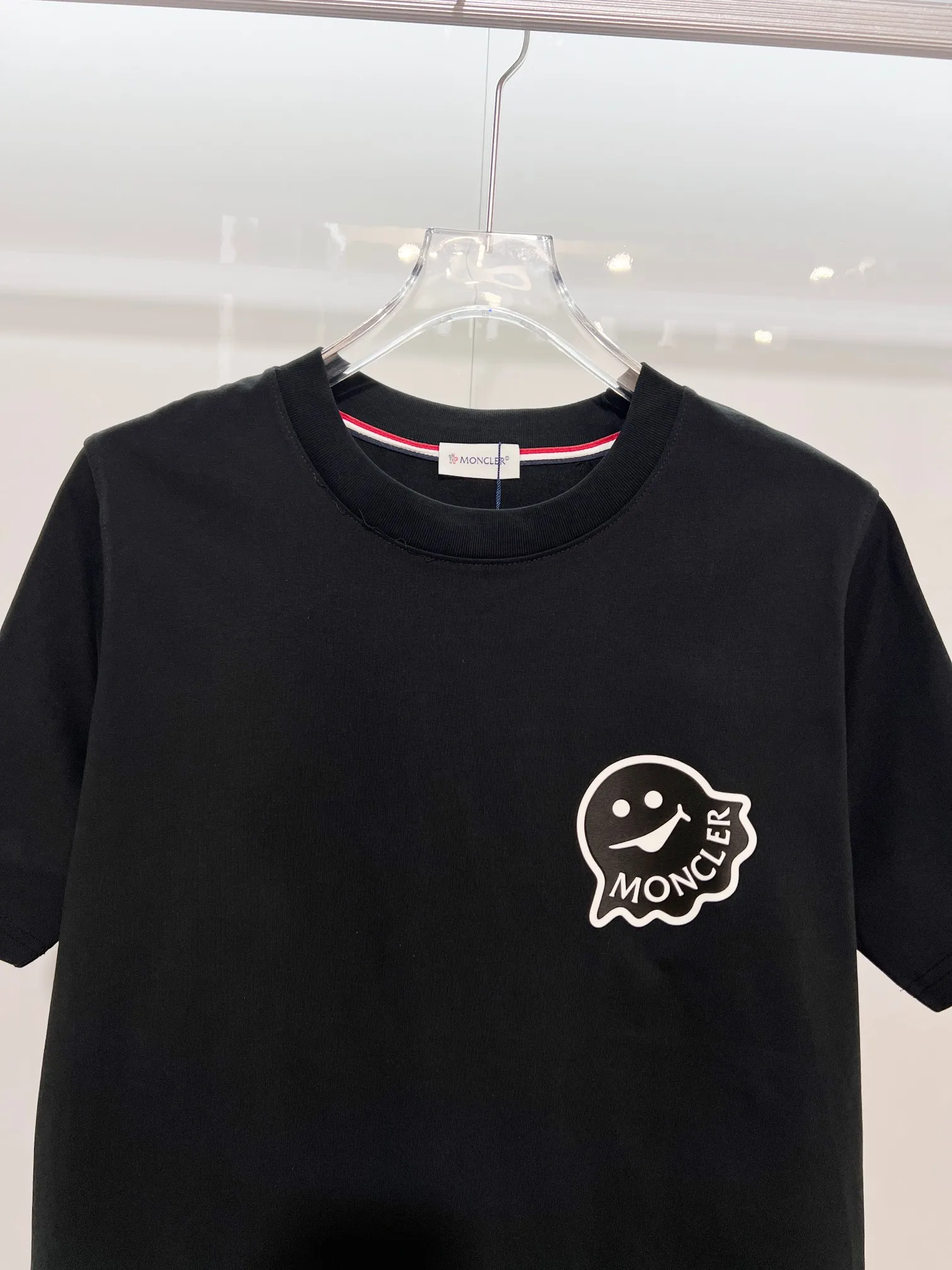 P150 MONCLER/muzzled 300g pure cotton round neck short-sleeved T-shirt. Brand classic. Three-dimensional monster offset letter LOGO embossing process. 2025ss official synchronization. High version. High quality. Fashionable personality. Versatile trend. Pure original quality. Original fabric. Tag. Collar label. Washed wheat. Three labels complete. Color: Black. White. Size: S M L XL XXL