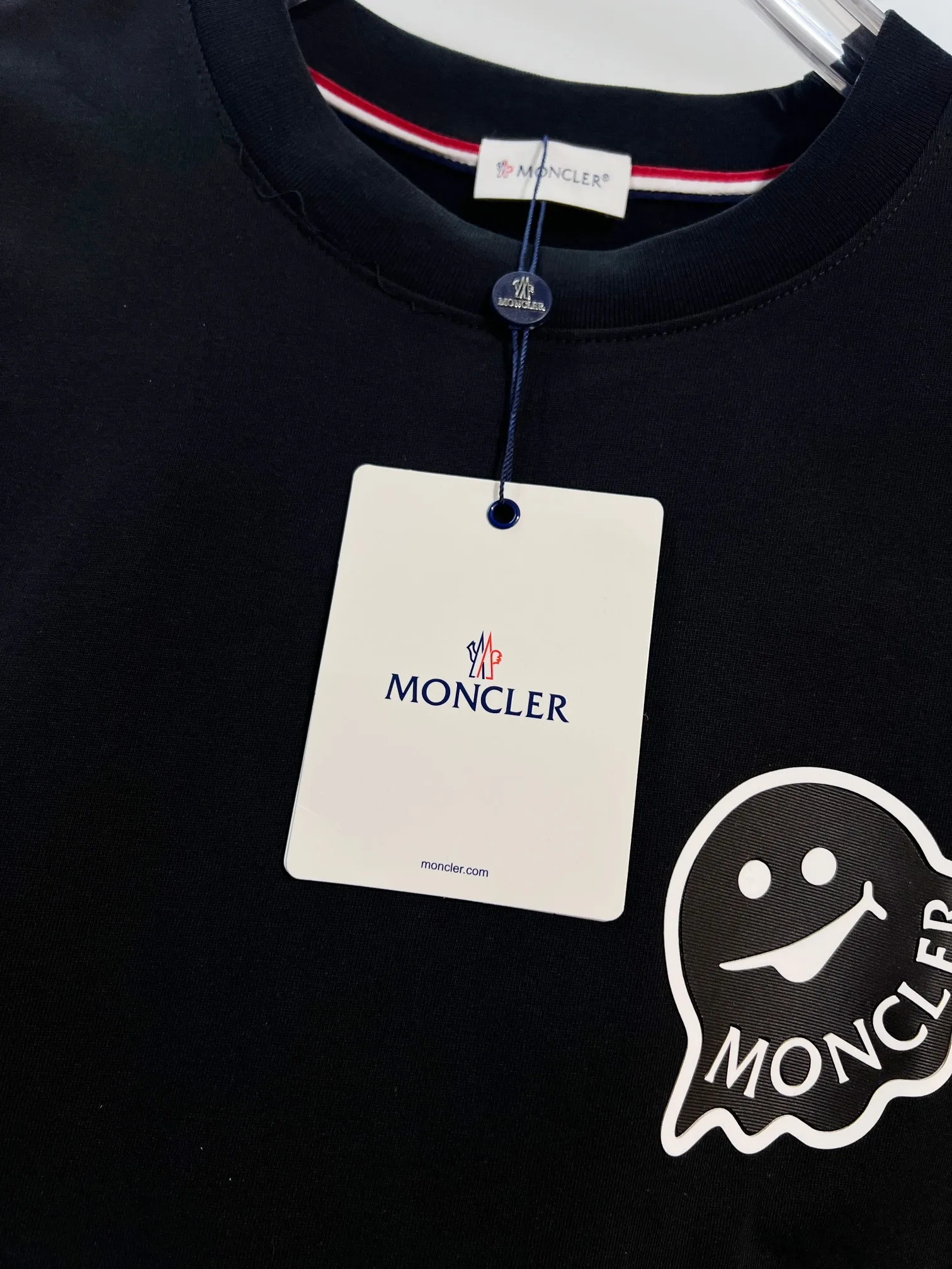P150 MONCLER/muzzled 300g pure cotton round neck short-sleeved T-shirt. Brand classic. Three-dimensional monster offset letter LOGO embossing process. 2025ss official synchronization. High version. High quality. Fashionable personality. Versatile trend. Pure original quality. Original fabric. Tag. Collar label. Washed wheat. Three labels complete. Color: Black. White. Size: S M L XL XXL
