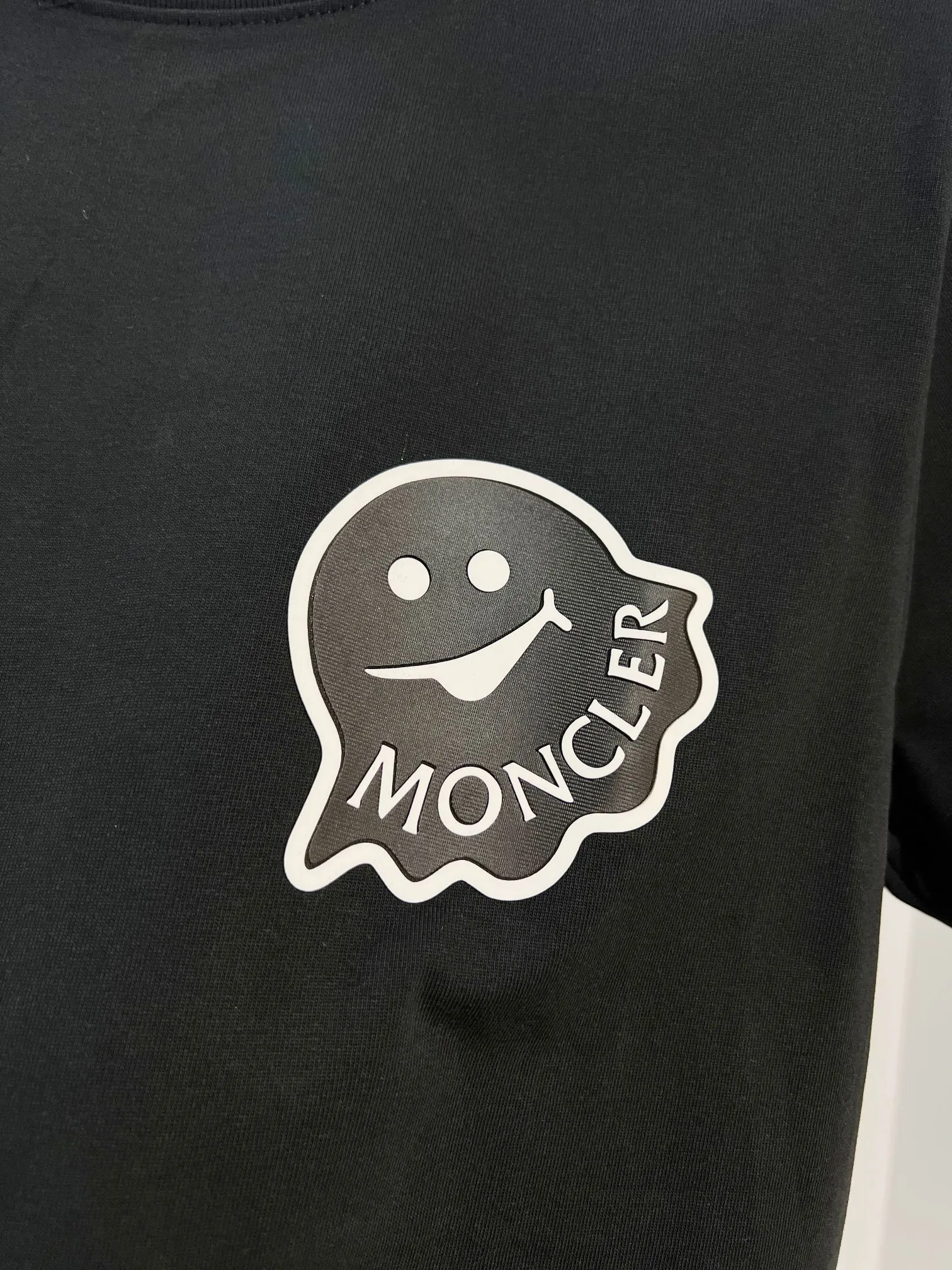 P150 MONCLER/muzzled 300g pure cotton round neck short-sleeved T-shirt. Brand classic. Three-dimensional monster offset letter LOGO embossing process. 2025ss official synchronization. High version. High quality. Fashionable personality. Versatile trend. Pure original quality. Original fabric. Tag. Collar label. Washed wheat. Three labels complete. Color: Black. White. Size: S M L XL XXL