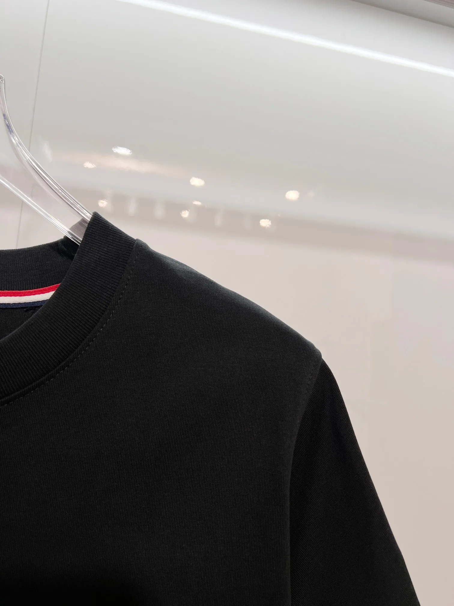 P150 MONCLER/muzzled 300g pure cotton round neck short-sleeved T-shirt. Brand classic. Three-dimensional monster offset letter LOGO embossing process. 2025ss official synchronization. High version. High quality. Fashionable personality. Versatile trend. Pure original quality. Original fabric. Tag. Collar label. Washed wheat. Three labels complete. Color: Black. White. Size: S M L XL XXL