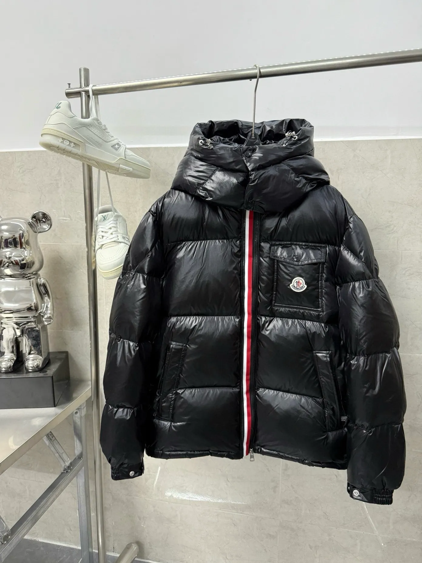 P740 Moncler masked three-color webbing down jacket. This style adopts a double-row zipper design and is decorated with red and white stripes of webbing. The style is fashionable and recognizable. This color-hopping design is very eye-catching in winter. It is not only suitable for cold outdoor environments, but also can become a fashionable item for urban wear. It is a typical representative of the combination of functionality and fashion. It is perfectly filled with direct velvet filling technology and has a very good fluffy texture. Lightweight, warm and cold-resistant capabilities are maximized. Size: 12345
