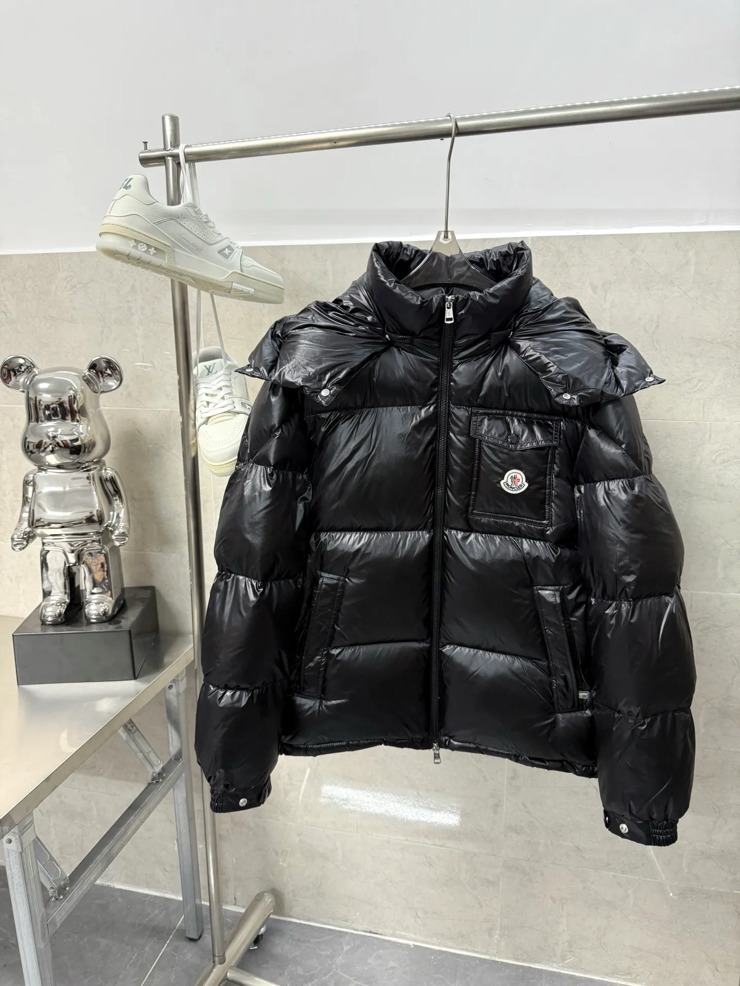 P740 Moncler masked three-color webbing down jacket. This style adopts a double-row zipper design and is decorated with red and white stripes of webbing. The style is fashionable and recognizable. This color-hopping design is very eye-catching in winter. It is not only suitable for cold outdoor environments, but also can become a fashionable item for urban wear. It is a typical representative of the combination of functionality and fashion. It is perfectly filled with direct velvet filling technology and has a very good fluffy texture. Lightweight, warm and cold-resistant capabilities are maximized. Size: 12345