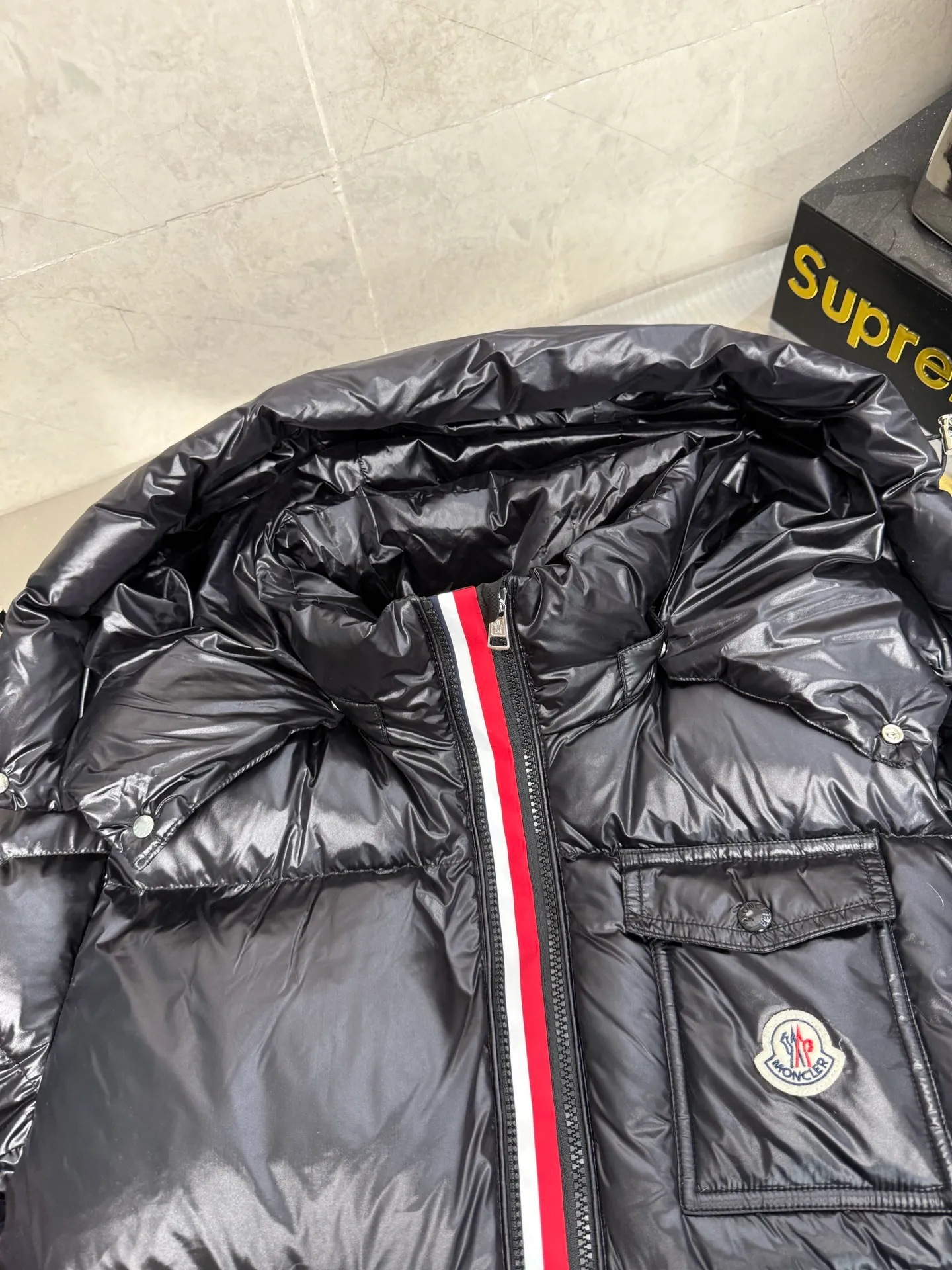 P740 Moncler masked three-color webbing down jacket. This style adopts a double-row zipper design and is decorated with red and white stripes of webbing. The style is fashionable and recognizable. This color-hopping design is very eye-catching in winter. It is not only suitable for cold outdoor environments, but also can become a fashionable item for urban wear. It is a typical representative of the combination of functionality and fashion. It is perfectly filled with direct velvet filling technology and has a very good fluffy texture. Lightweight, warm and cold-resistant capabilities are maximized. Size: 12345