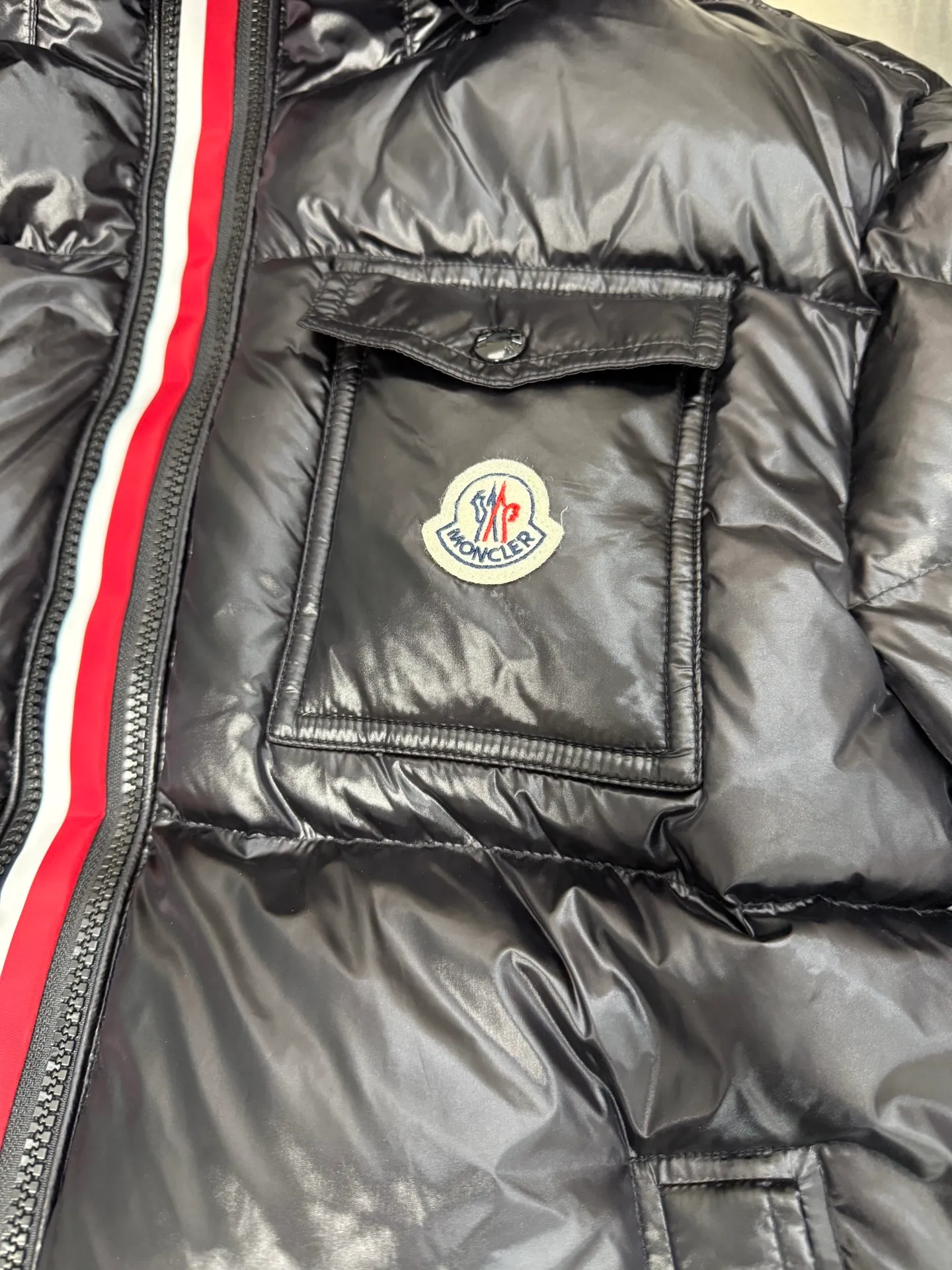 P740 Moncler masked three-color webbing down jacket. This style adopts a double-row zipper design and is decorated with red and white stripes of webbing. The style is fashionable and recognizable. This color-hopping design is very eye-catching in winter. It is not only suitable for cold outdoor environments, but also can become a fashionable item for urban wear. It is a typical representative of the combination of functionality and fashion. It is perfectly filled with direct velvet filling technology and has a very good fluffy texture. Lightweight, warm and cold-resistant capabilities are maximized. Size: 12345