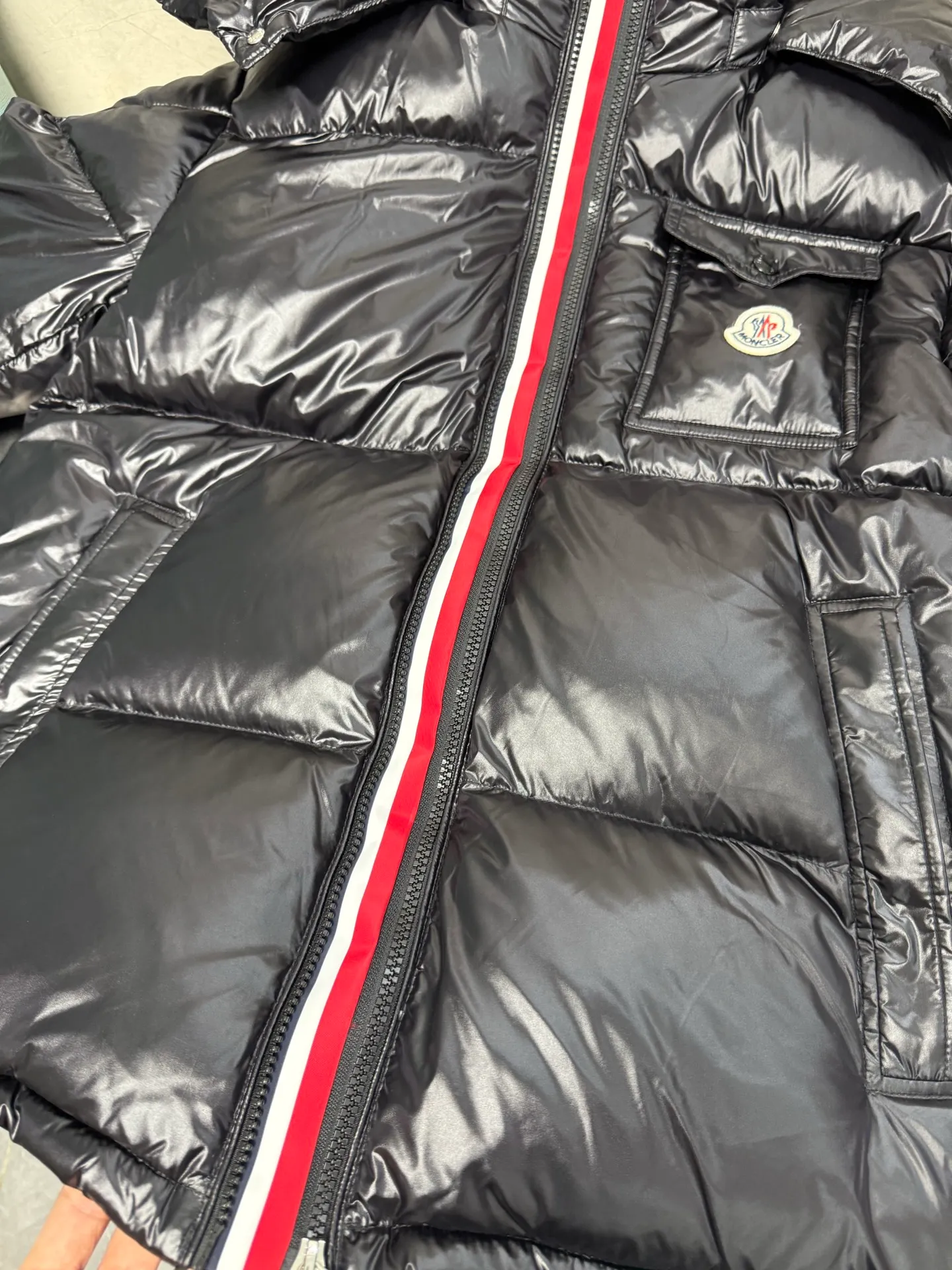 P740 Moncler masked three-color webbing down jacket. This style adopts a double-row zipper design and is decorated with red and white stripes of webbing. The style is fashionable and recognizable. This color-hopping design is very eye-catching in winter. It is not only suitable for cold outdoor environments, but also can become a fashionable item for urban wear. It is a typical representative of the combination of functionality and fashion. It is perfectly filled with direct velvet filling technology and has a very good fluffy texture. Lightweight, warm and cold-resistant capabilities are maximized. Size: 12345