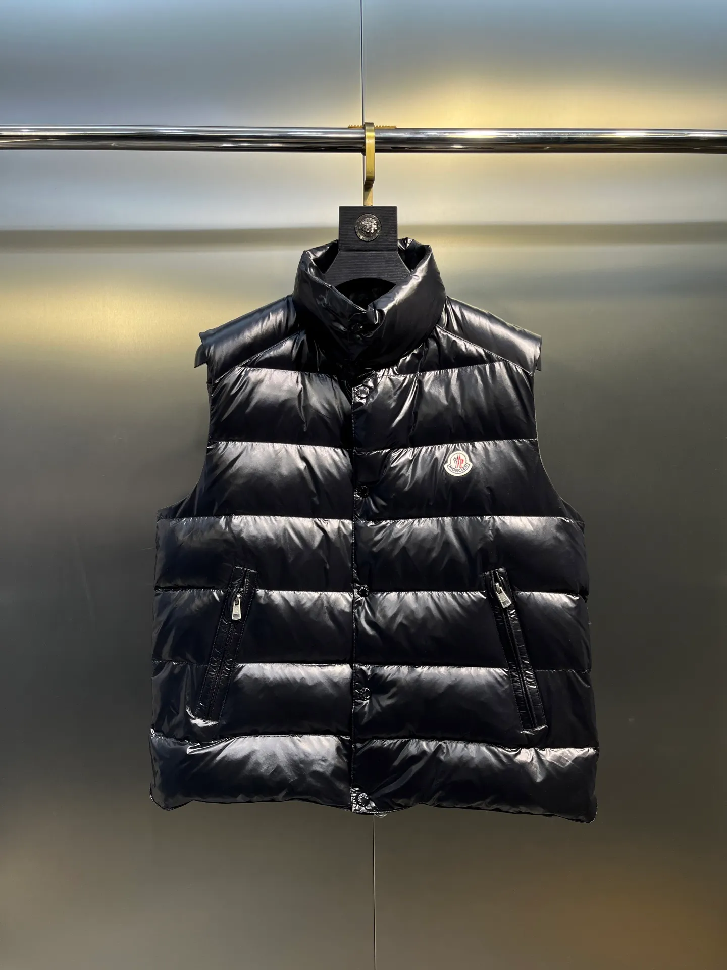 P490 moncler🌟Down vest Original customized hardware accessories are all imported and original customized. Welcome to compare. Absolutely high quality. Made of top-grade 95 white duck down. Super soft. Filled with fluffy and full feathers. Super heavy-duty. Fabric workmanship and perfect pattern. Note that the fabric is super comfortable. Exclusive model. Non-market product. Same style for men and women. Size: 123456