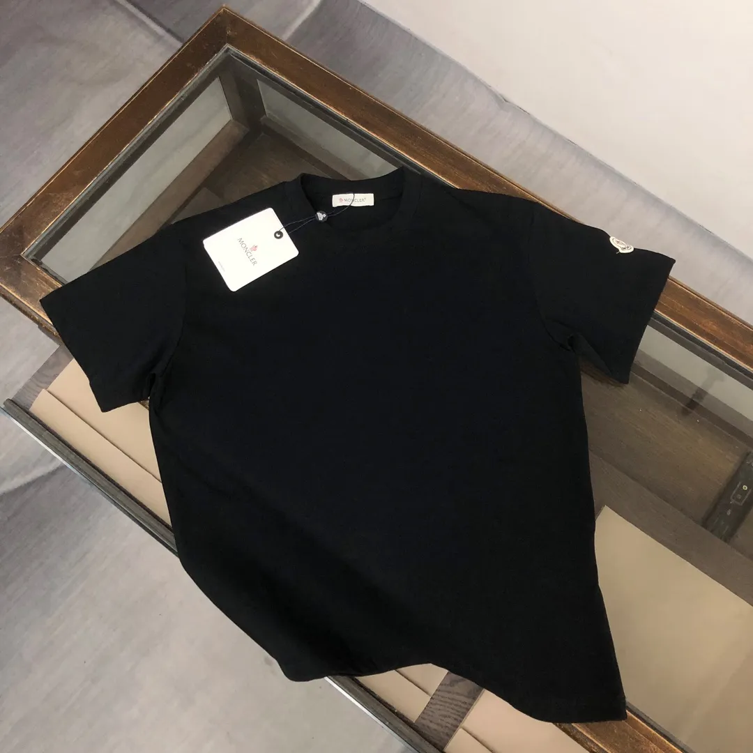 P160 MONCLER 25 The latest short-sleeved T-shirt for couples ~ Simple clean version on the front and distinctive brand print design on the back ~ The upper body of the fabric is comfortable and breathable, not stiff, slim cut, and made of high-end custom-made pure cotton fabric! The upper body is comfortable and stylish, and it can be worn alone as an inner layer. It is a must-have for fashionistas! ! ! Color: Black White Brown Gray Sky Blue Size: S M L XL (Loose fit! Please state your height and weight when placing an order)