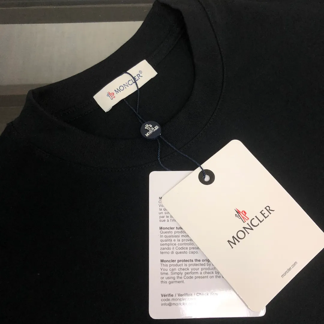 P160 MONCLER 25 The latest short-sleeved T-shirt for couples ~ Simple clean version on the front and distinctive brand print design on the back ~ The upper body of the fabric is comfortable and breathable, not stiff, slim cut, and made of high-end custom-made pure cotton fabric! The upper body is comfortable and stylish, and it can be worn alone as an inner layer. It is a must-have for fashionistas! ! ! Color: Black White Brown Gray Sky Blue Size: S M L XL (Loose fit! Please state your height and weight when placing an order)