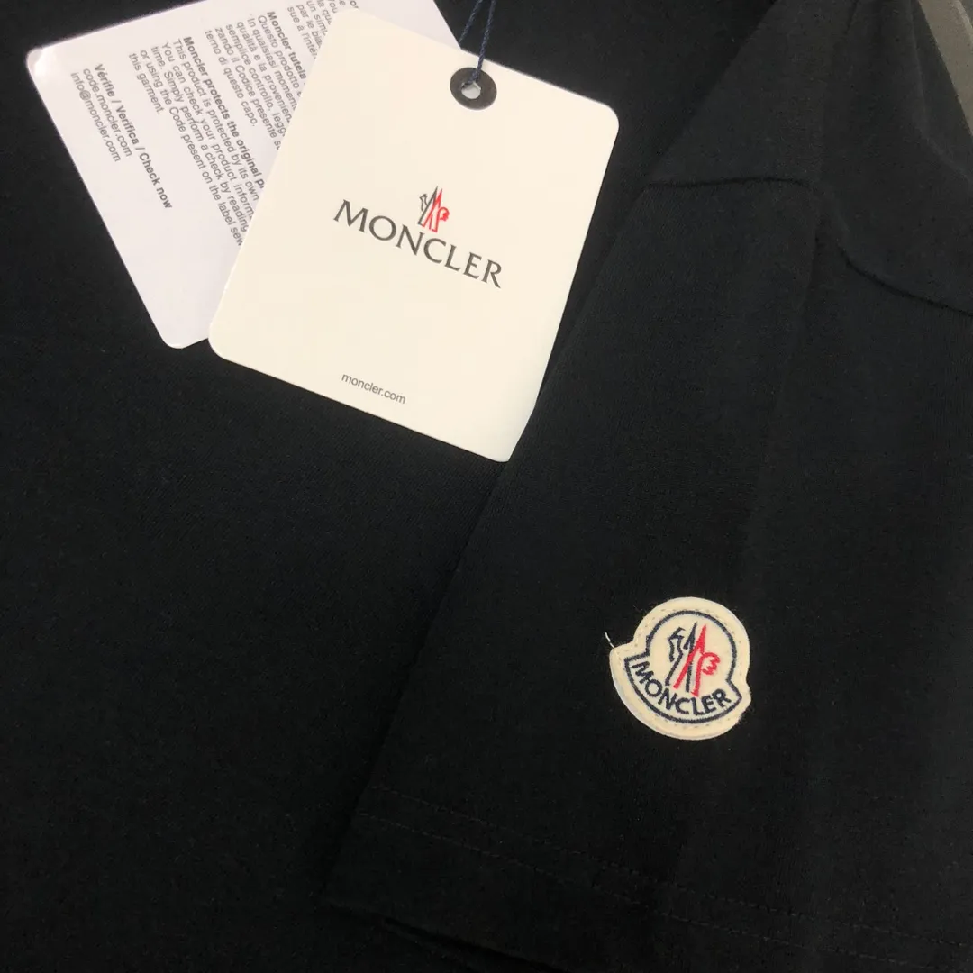 P160 MONCLER 25 The latest short-sleeved T-shirt for couples ~ Simple clean version on the front and distinctive brand print design on the back ~ The upper body of the fabric is comfortable and breathable, not stiff, slim cut, and made of high-end custom-made pure cotton fabric! The upper body is comfortable and stylish, and it can be worn alone as an inner layer. It is a must-have for fashionistas! ! ! Color: Black White Brown Gray Sky Blue Size: S M L XL (Loose fit! Please state your height and weight when placing an order)