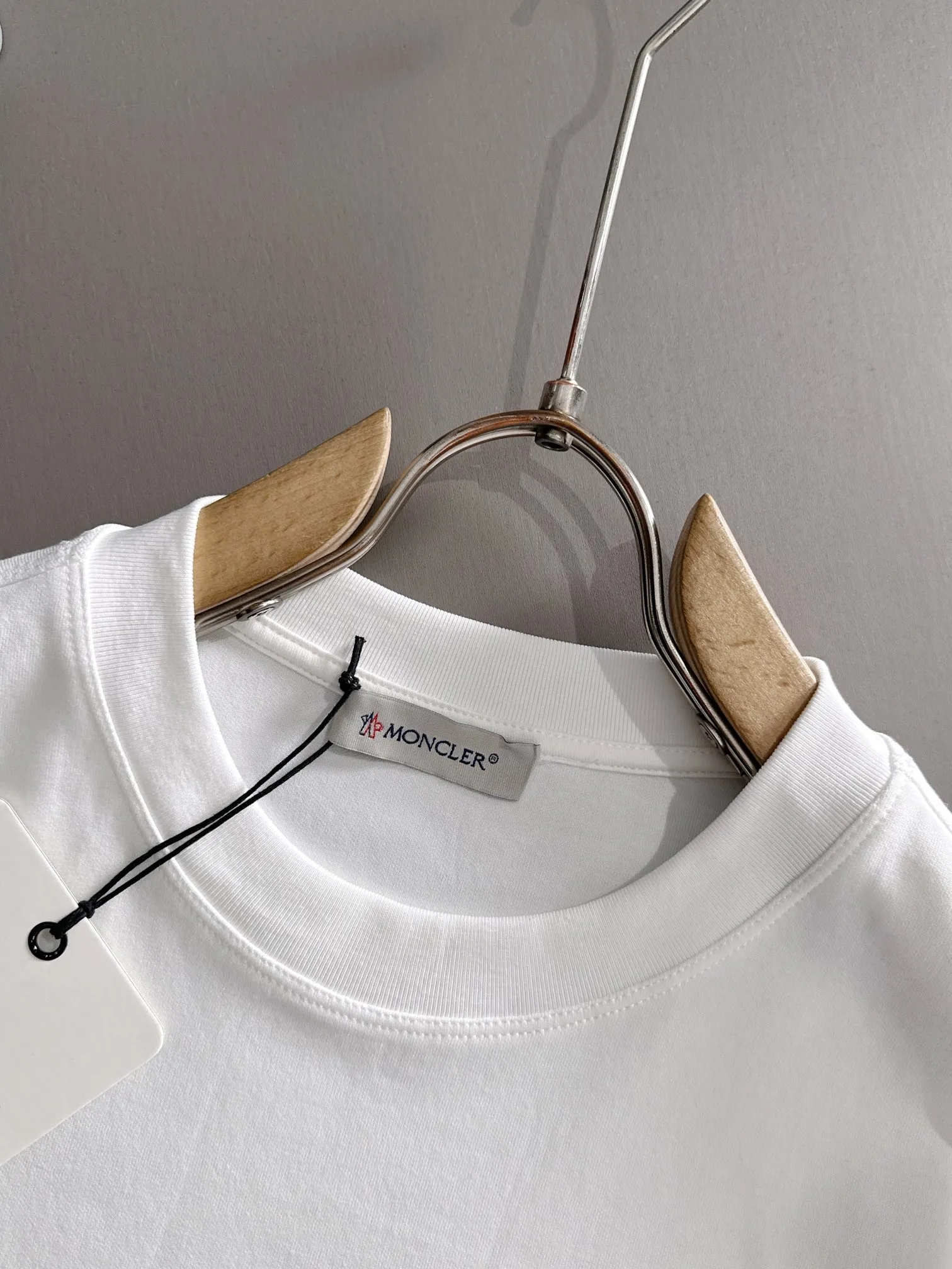 P250 🌸🌸Moncler 2025 new autumn and winter men's round neck long-sleeved T-shirt sweatshirt, super classic design. Simple without any unnecessary cumbersomeness. This style is an indispensable and versatile item for men in autumn and winter. It is made of 340g pure cotton fabric and is made of imported high-quality fabrics. It is super comfortable to wear. The fabric is warm and textured, avant-garde and practical. Exquisite and perfect craftsmanship, the latest official website design, a classic in the fashionable and casual series, the main product in the counter! Craftsmanship: Reproduction of the original! The details are impeccable and the brand element design concept is of high quality. Color: Picture color, complete with three standards! Size:M-xxxL