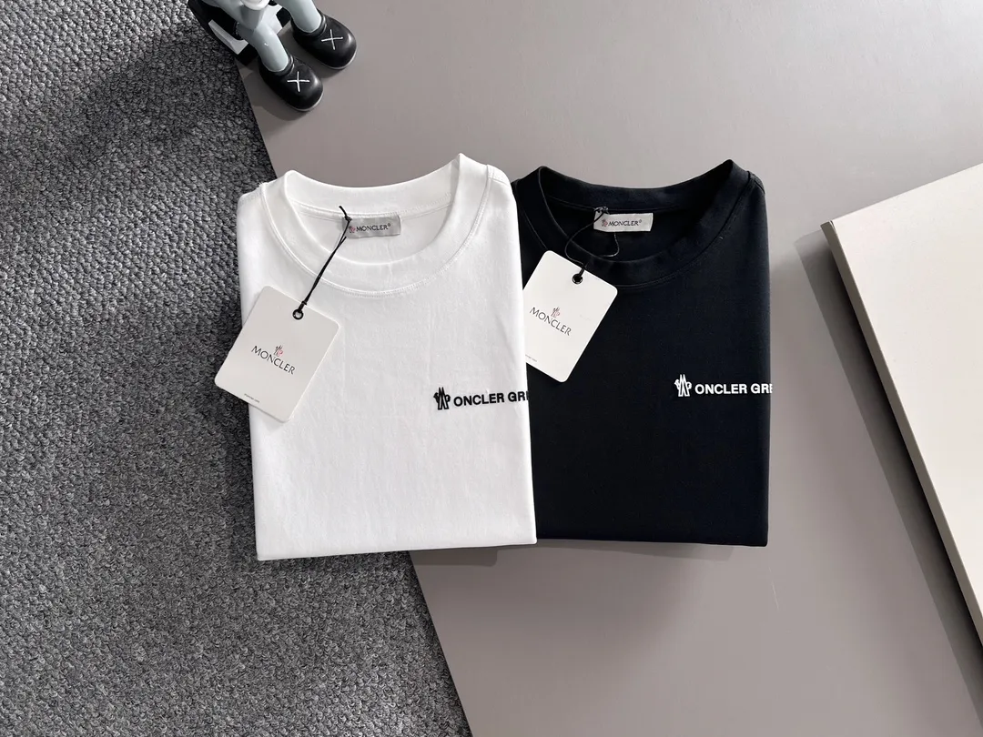P250 🌸🌸Moncler 2025 new autumn and winter men's round neck long-sleeved T-shirt sweatshirt, super classic design. Simple without any unnecessary cumbersomeness. This style is an indispensable and versatile item for men in autumn and winter. It is made of 340g pure cotton fabric and is made of imported high-quality fabrics. It is super comfortable to wear. The fabric is warm and textured, avant-garde and practical. Exquisite and perfect craftsmanship, the latest official website design, a classic in the fashionable and casual series, the main product in the counter! Craftsmanship: Reproduction of the original! The details are impeccable and the brand element design concept is of high quality. Color: Picture color, complete with three standards! Size:M-xxxL