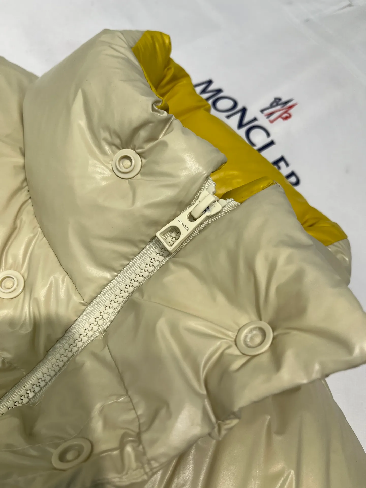 P900 Moncler🌟Moncler's new Tripiti men's short down jacket. The Tripiti down jacket is made of functional shiny nylon fabric, which is comfortable and warm without being heavy. Chenille logo patch highlights the essence of the brand. Style number: Dabiao 1952 Size: 12345 Color: black white