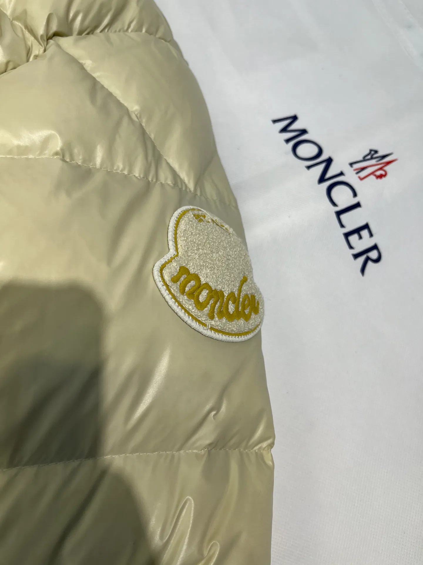 P900 Moncler🌟Moncler's new Tripiti men's short down jacket. The Tripiti down jacket is made of functional shiny nylon fabric, which is comfortable and warm without being heavy. Chenille logo patch highlights the essence of the brand. Style number: Dabiao 1952 Size: 12345 Color: black white