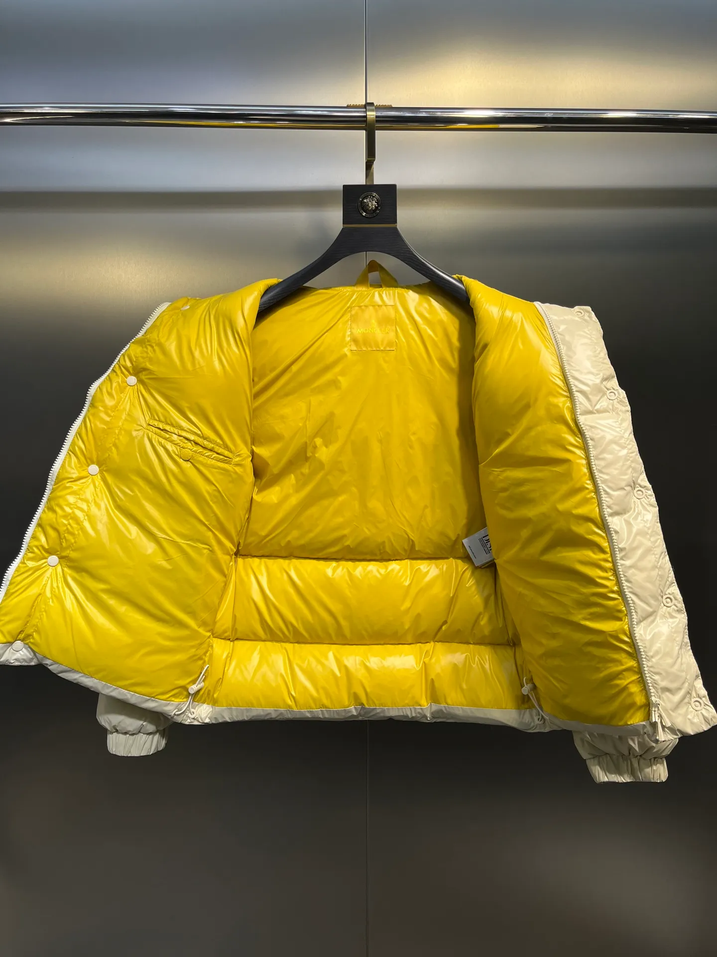 P900 Moncler🌟Moncler's new Tripiti men's short down jacket. The Tripiti down jacket is made of functional shiny nylon fabric, which is comfortable and warm without being heavy. Chenille logo patch highlights the essence of the brand. Style number: Dabiao 1952 Size: 12345 Color: black white