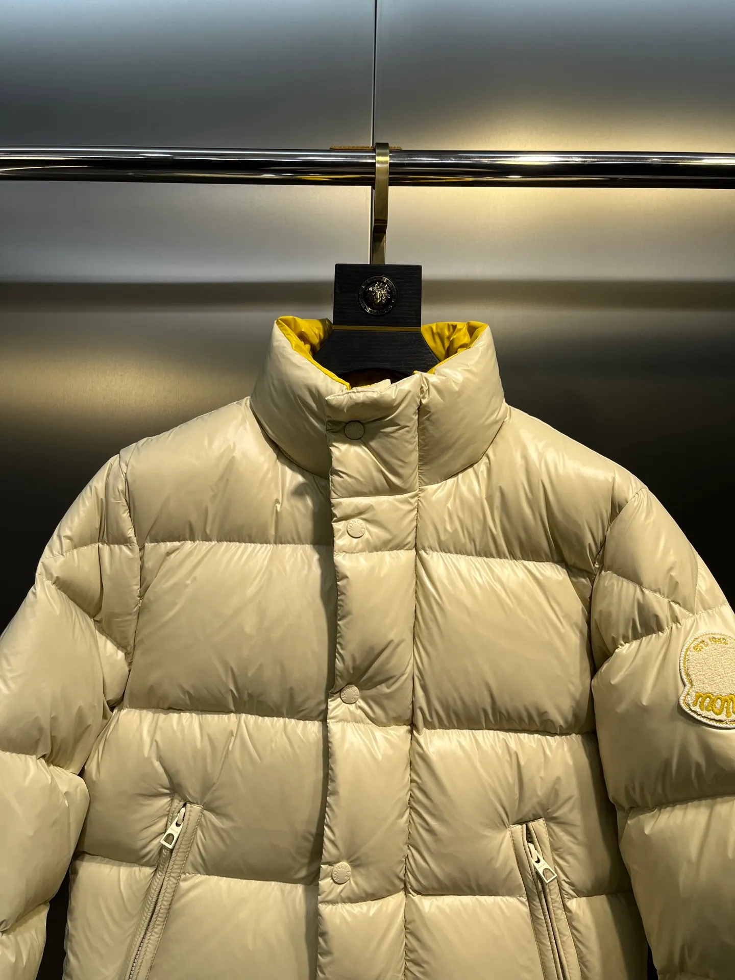 P900 Moncler🌟Moncler's new Tripiti men's short down jacket. The Tripiti down jacket is made of functional shiny nylon fabric, which is comfortable and warm without being heavy. Chenille logo patch highlights the essence of the brand. Style number: Dabiao 1952 Size: 12345 Color: black white