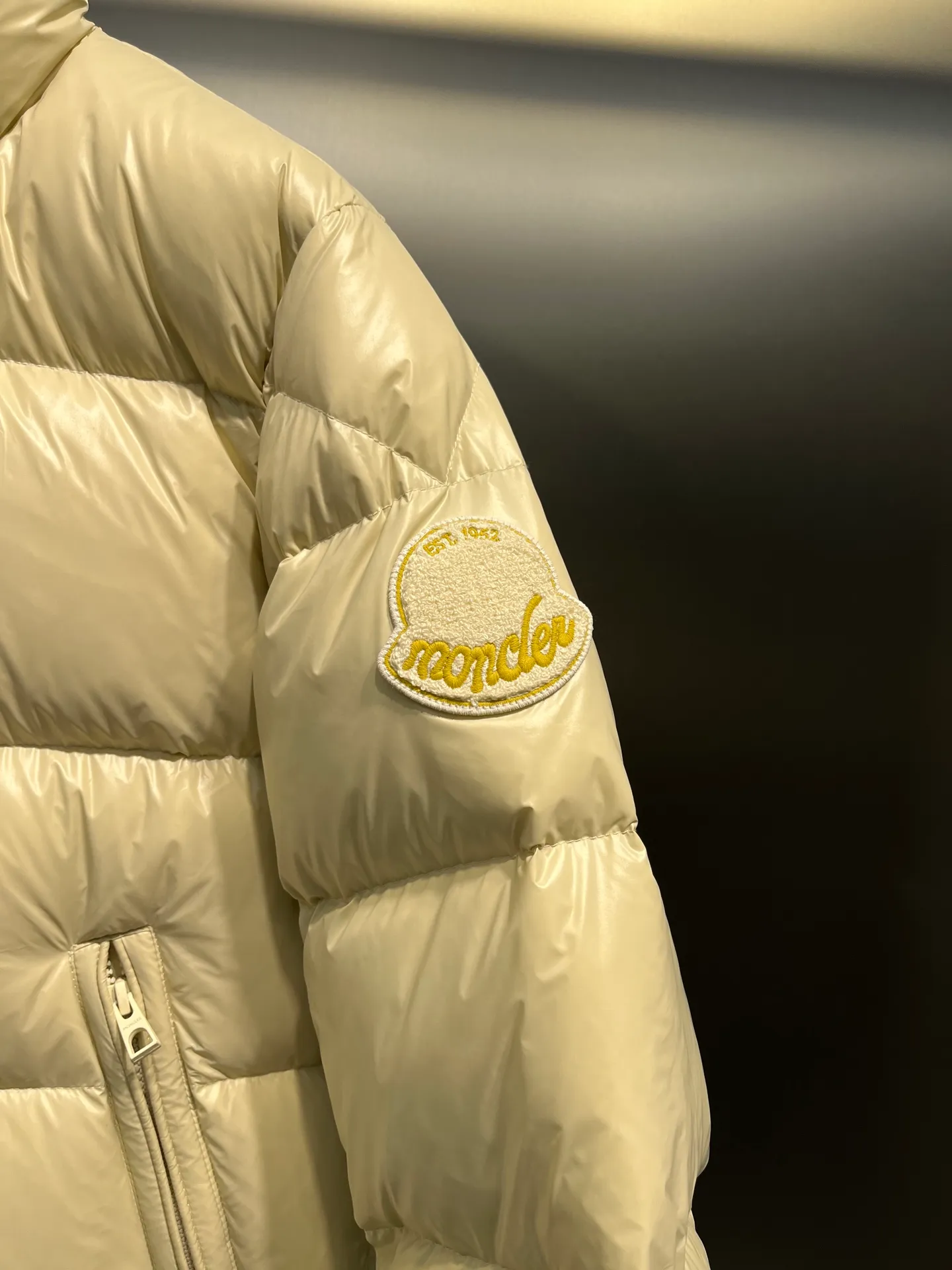 P900 Moncler🌟Moncler's new Tripiti men's short down jacket. The Tripiti down jacket is made of functional shiny nylon fabric, which is comfortable and warm without being heavy. Chenille logo patch highlights the essence of the brand. Style number: Dabiao 1952 Size: 12345 Color: black white