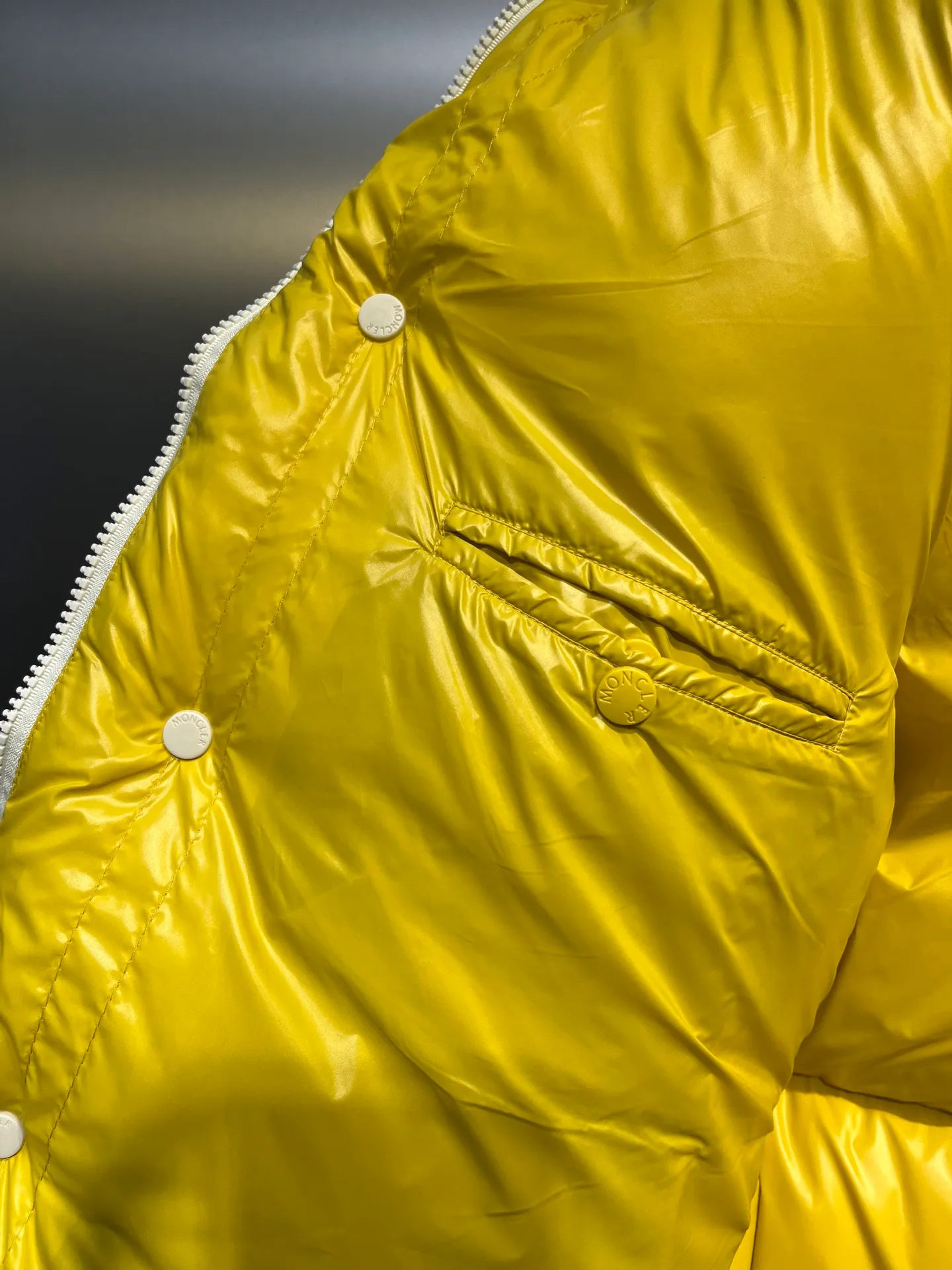 P900 Moncler🌟Moncler's new Tripiti men's short down jacket. The Tripiti down jacket is made of functional shiny nylon fabric, which is comfortable and warm without being heavy. Chenille logo patch highlights the essence of the brand. Style number: Dabiao 1952 Size: 12345 Color: black white