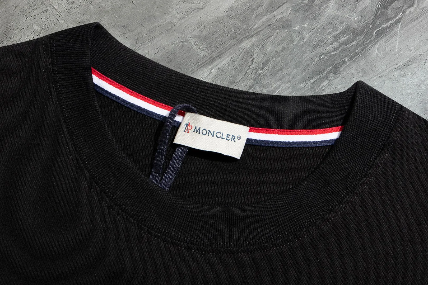P140 Upgraded version "Mobile phone smart sensor ~ NFC chip armband ~ Direct access to the official website for anti-counterfeiting" "Moncler ~ Mouth Mouth" 2025 new high-quality round neck short-sleeved T-shirt. The cuffs have imported embroidered labels. Customized dyeing, very comfortable to touch. Super versatile and good-looking short-sleeved. Complete with three labels. Non-market ordinary version. Feel free to compare. Quality is absolutely guaranteed! ‼ First of all, this original fabric is all custom-woven with 32-count double yarn fabric, 250G, and the weight is the same‼ Fine workmanship, double waistcoat method, double waistcoat method, double waistcoat method makes the whole dress more three-dimensional, which is not a craft that ordinary T-shirts can achieve🤪 Size: S-M-L-XL-2XL Color: black, white, apricot, same style for men and women