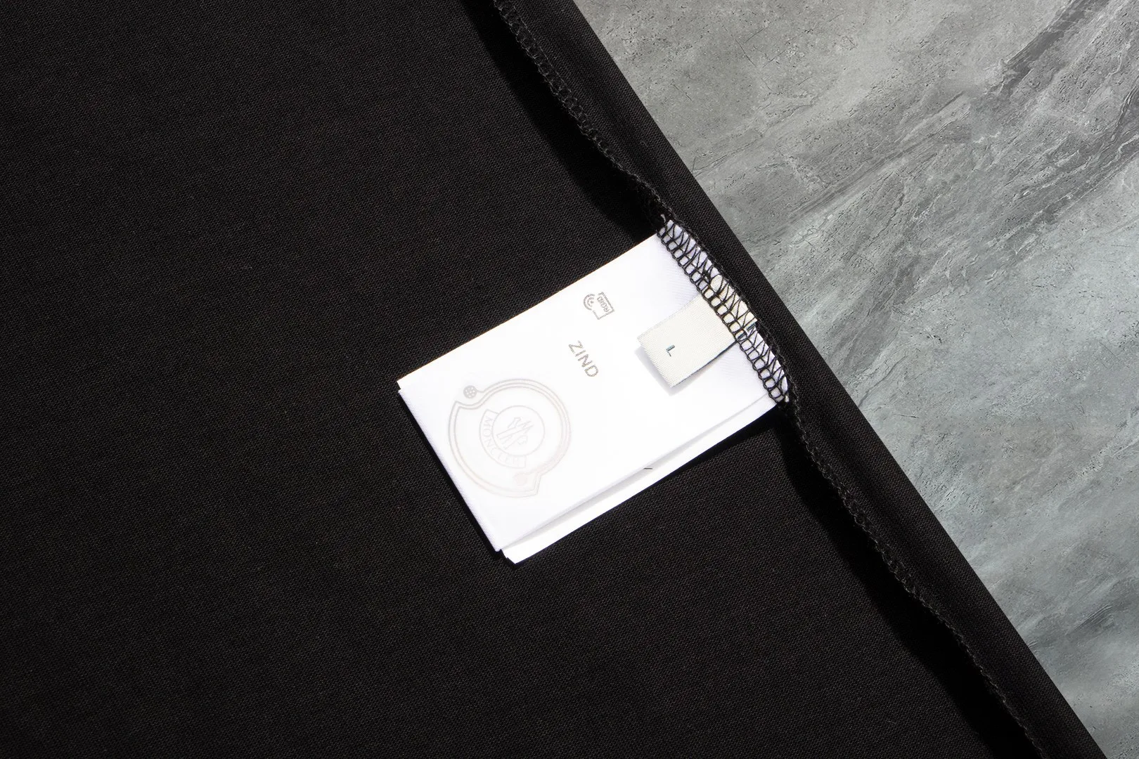 P140 Upgraded version "Mobile phone smart sensor ~ NFC chip armband ~ Direct access to the official website for anti-counterfeiting" "Moncler ~ Mouth Mouth" 2025 new high-quality round neck short-sleeved T-shirt. The cuffs have imported embroidered labels. Customized dyeing, very comfortable to touch. Super versatile and good-looking short-sleeved. Complete with three labels. Non-market ordinary version. Feel free to compare. Quality is absolutely guaranteed! ‼ First of all, this original fabric is all custom-woven with 32-count double yarn fabric, 250G, and the weight is the same‼ Fine workmanship, double waistcoat method, double waistcoat method, double waistcoat method makes the whole dress more three-dimensional, which is not a craft that ordinary T-shirts can achieve🤪 Size: S-M-L-XL-2XL Color: black, white, apricot, same style for men and women