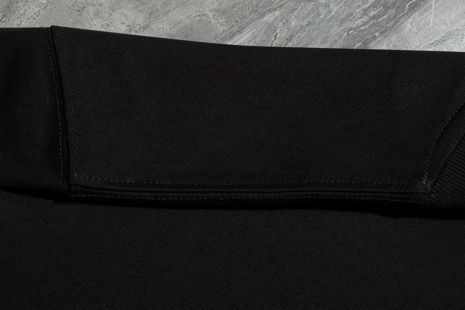 P140 Upgraded version "Mobile phone smart sensor ~ NFC chip armband ~ Direct access to the official website for anti-counterfeiting" "Moncler ~ Mouth Mouth" 2025 new high-quality round neck short-sleeved T-shirt. The cuffs have imported embroidered labels. Customized dyeing, very comfortable to touch. Super versatile and good-looking short-sleeved. Complete with three labels. Non-market ordinary version. Feel free to compare. Quality is absolutely guaranteed! ‼ First of all, this original fabric is all custom-woven with 32-count double yarn fabric, 250G, and the weight is the same‼ Fine workmanship, double waistcoat method, double waistcoat method, double waistcoat method makes the whole dress more three-dimensional, which is not a craft that ordinary T-shirts can achieve🤪 Size: S-M-L-XL-2XL Color: black, white, apricot, same style for men and women