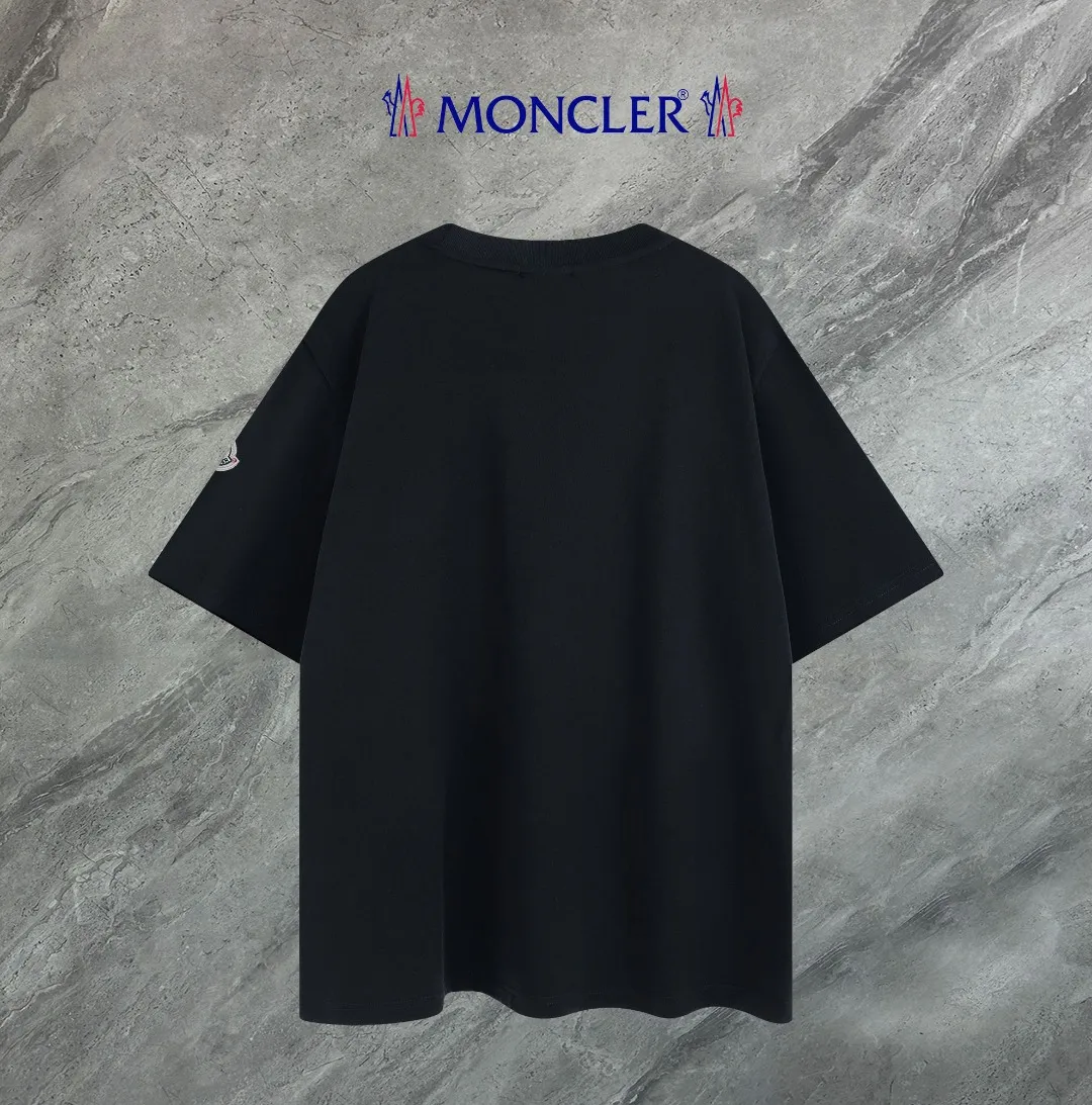 P140 Upgraded version "Mobile phone smart sensor ~ NFC chip armband ~ Direct access to the official website for anti-counterfeiting" "Moncler ~ Mouth Mouth" 2025 new high-quality round neck short-sleeved T-shirt. The cuffs have imported embroidered labels. Customized dyeing, very comfortable to touch. Super versatile and good-looking short-sleeved. Complete with three labels. Non-market ordinary version. Feel free to compare. Quality is absolutely guaranteed! ‼ First of all, this original fabric is all custom-woven with 32-count double yarn fabric, 250G, and the weight is the same‼ Fine workmanship, double waistcoat method, double waistcoat method, double waistcoat method makes the whole dress more three-dimensional, which is not a craft that ordinary T-shirts can achieve🤪 Size: S-M-L-XL-2XL Color: black, white, apricot, same style for men and women