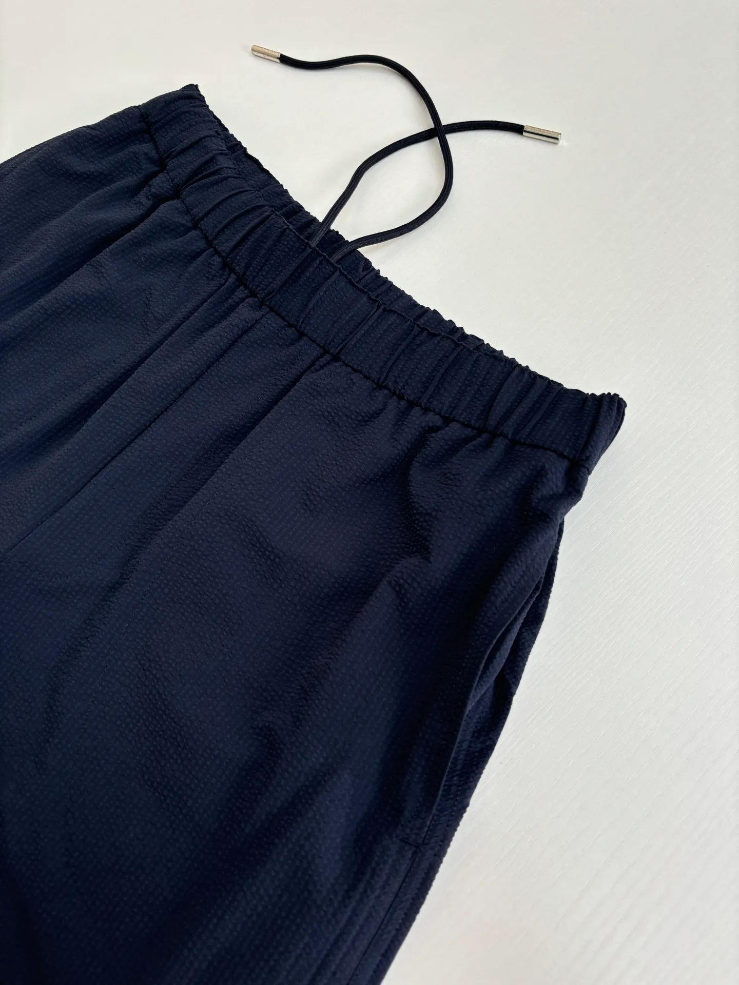 P310 Moncler*/Mask 25Ss new puff wrinkle logo shorts are made of cotton blended woven fabric with 76% high cotton content + 24% polyester fiber. The high cotton content ensures that the fabric is soft, skin-friendly, and has good breathability. The addition of a small amount of polyester fiber balances the wrinkle resistance and elasticity of the overall fabric and greatly reduces its shrinkage. After preshrinking, dimensional changes during washing are negligible. The fusion of the two makes the fabric combine anti-wrinkle, quick-drying, easy care and other characteristics without losing the advantages of good wearing experience and strong breathability.  Size: 1/2/3/4