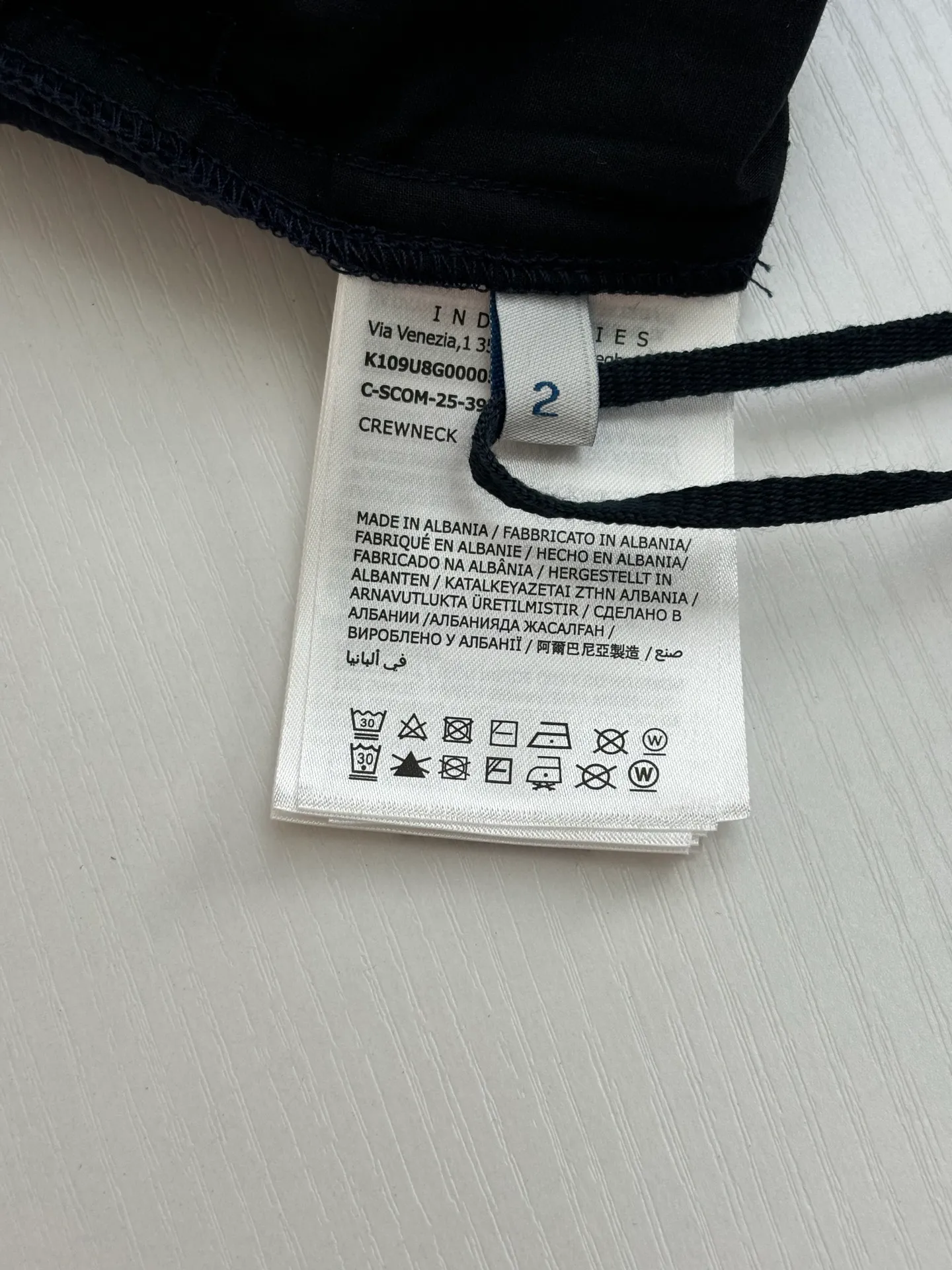 P310 Moncler*/Mask 25Ss new puff wrinkle logo shorts are made of cotton blended woven fabric with 76% high cotton content + 24% polyester fiber. The high cotton content ensures that the fabric is soft, skin-friendly, and has good breathability. The addition of a small amount of polyester fiber balances the wrinkle resistance and elasticity of the overall fabric and greatly reduces its shrinkage. After preshrinking, dimensional changes during washing are negligible. The fusion of the two makes the fabric combine anti-wrinkle, quick-drying, easy care and other characteristics without losing the advantages of good wearing experience and strong breathability.  Size: 1/2/3/4