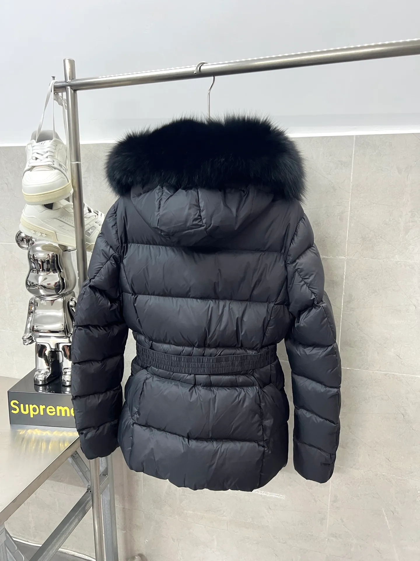 P1100 Moncler's new fur collar hooded waisted down jacket. The slim fit highlights the fluffy temperament of this down jacket. It is light and neat without any bloat. The fur collar at the neck is very textured. It is super slim and age-reducing. It is warm and fashionable at the same time. It is definitely a versatile and unmistakable thermal artifact for daily outings. Color: Black White Size: 1234