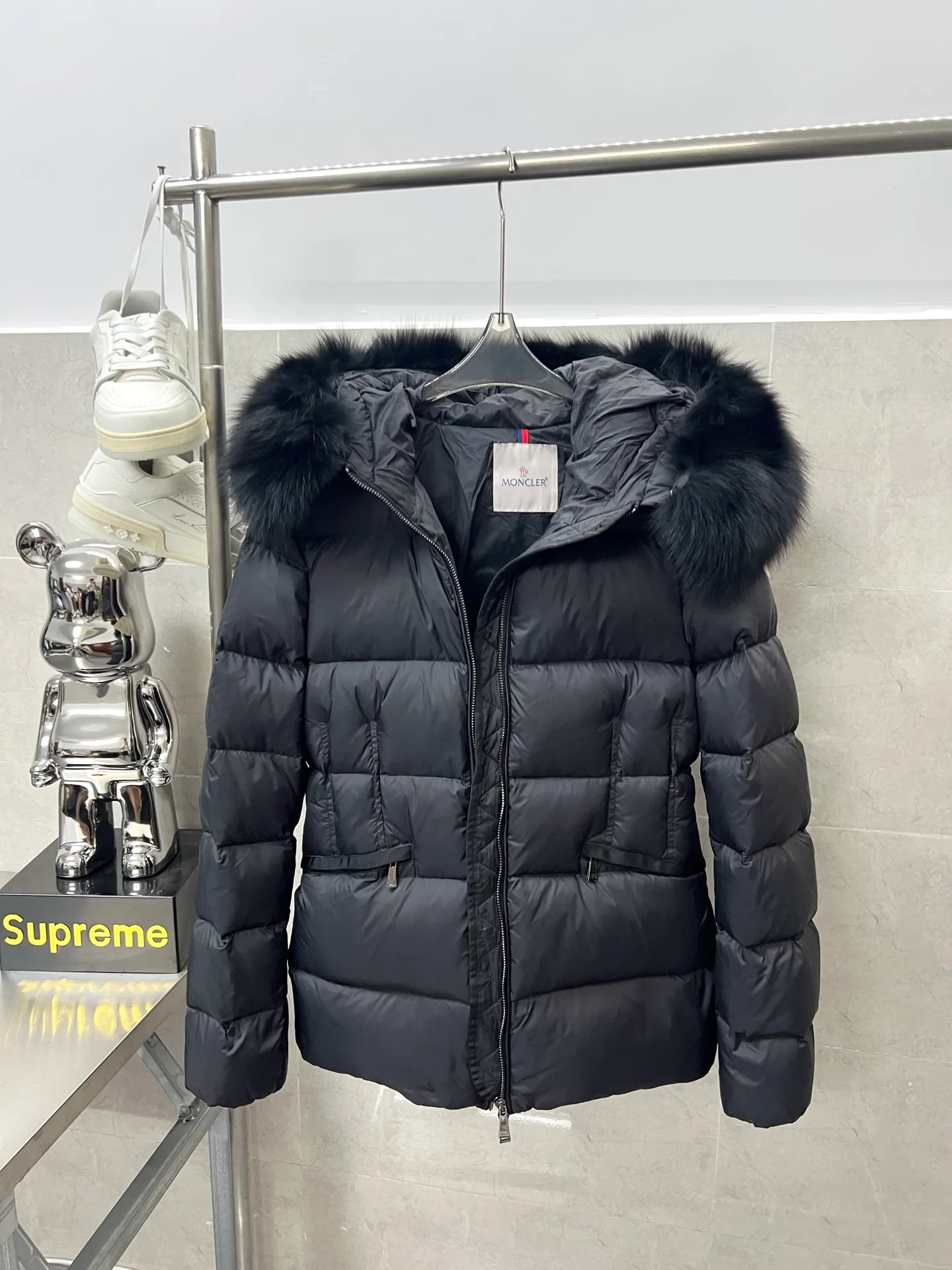 P1100 Moncler's new fur collar hooded waisted down jacket. The slim fit highlights the fluffy temperament of this down jacket. It is light and neat without any bloat. The fur collar at the neck is very textured. It is super slim and age-reducing. It is warm and fashionable at the same time. It is definitely a versatile and unmistakable thermal artifact for daily outings. Color: Black White Size: 1234