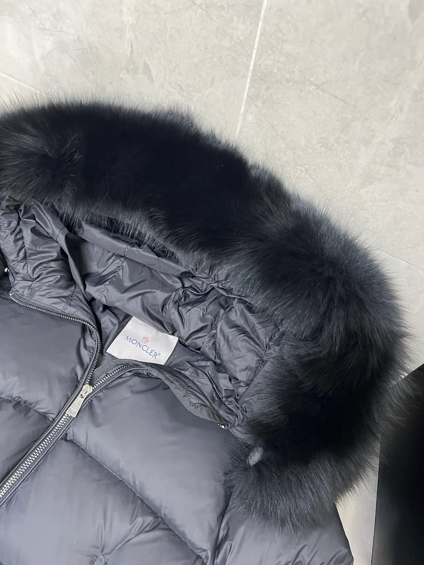 P1100 Moncler's new fur collar hooded waisted down jacket. The slim fit highlights the fluffy temperament of this down jacket. It is light and neat without any bloat. The fur collar at the neck is very textured. It is super slim and age-reducing. It is warm and fashionable at the same time. It is definitely a versatile and unmistakable thermal artifact for daily outings. Color: Black White Size: 1234