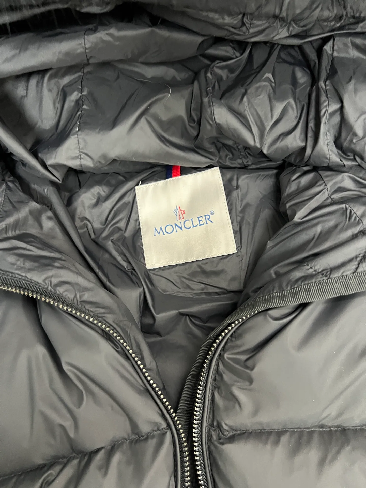 P1100 Moncler's new fur collar hooded waisted down jacket. The slim fit highlights the fluffy temperament of this down jacket. It is light and neat without any bloat. The fur collar at the neck is very textured. It is super slim and age-reducing. It is warm and fashionable at the same time. It is definitely a versatile and unmistakable thermal artifact for daily outings. Color: Black White Size: 1234