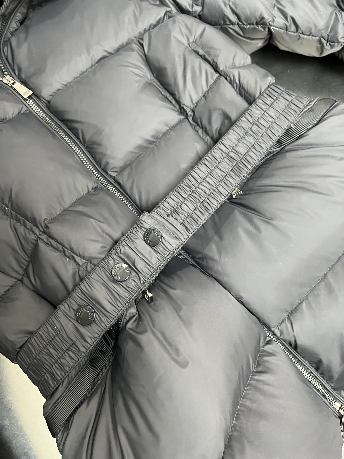 P1100 Moncler's new fur collar hooded waisted down jacket. The slim fit highlights the fluffy temperament of this down jacket. It is light and neat without any bloat. The fur collar at the neck is very textured. It is super slim and age-reducing. It is warm and fashionable at the same time. It is definitely a versatile and unmistakable thermal artifact for daily outings. Color: Black White Size: 1234