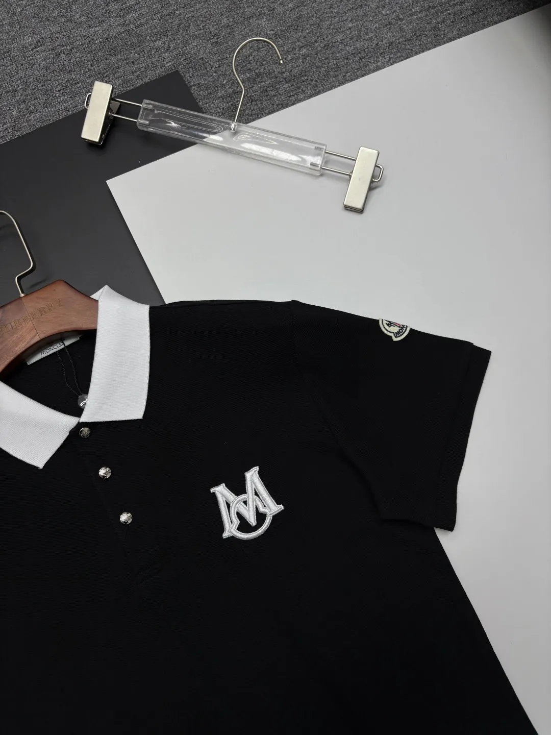 P180 MONCLER Mouth Covered Letter LOGO Embroidered New Polo Shirt Original fabric Official same style Made of 210g pure cotton pique fabric, customized same-tank dyed fabric Very comfortable and smooth to the touch Very wide and stylish Produced by a first-line brand OEM factory Imported Behringer embroidery machine The embroidery is full and textured The collar and collar ribs are woven with imported yarn and will not deform after long-term wear The latest style for spring and summer Fashionable and individual Super versatile and good-looking one It is very suitable for both men and women. A must-have item for everyone. Color: Black White Royal Blue Size: M-3XL