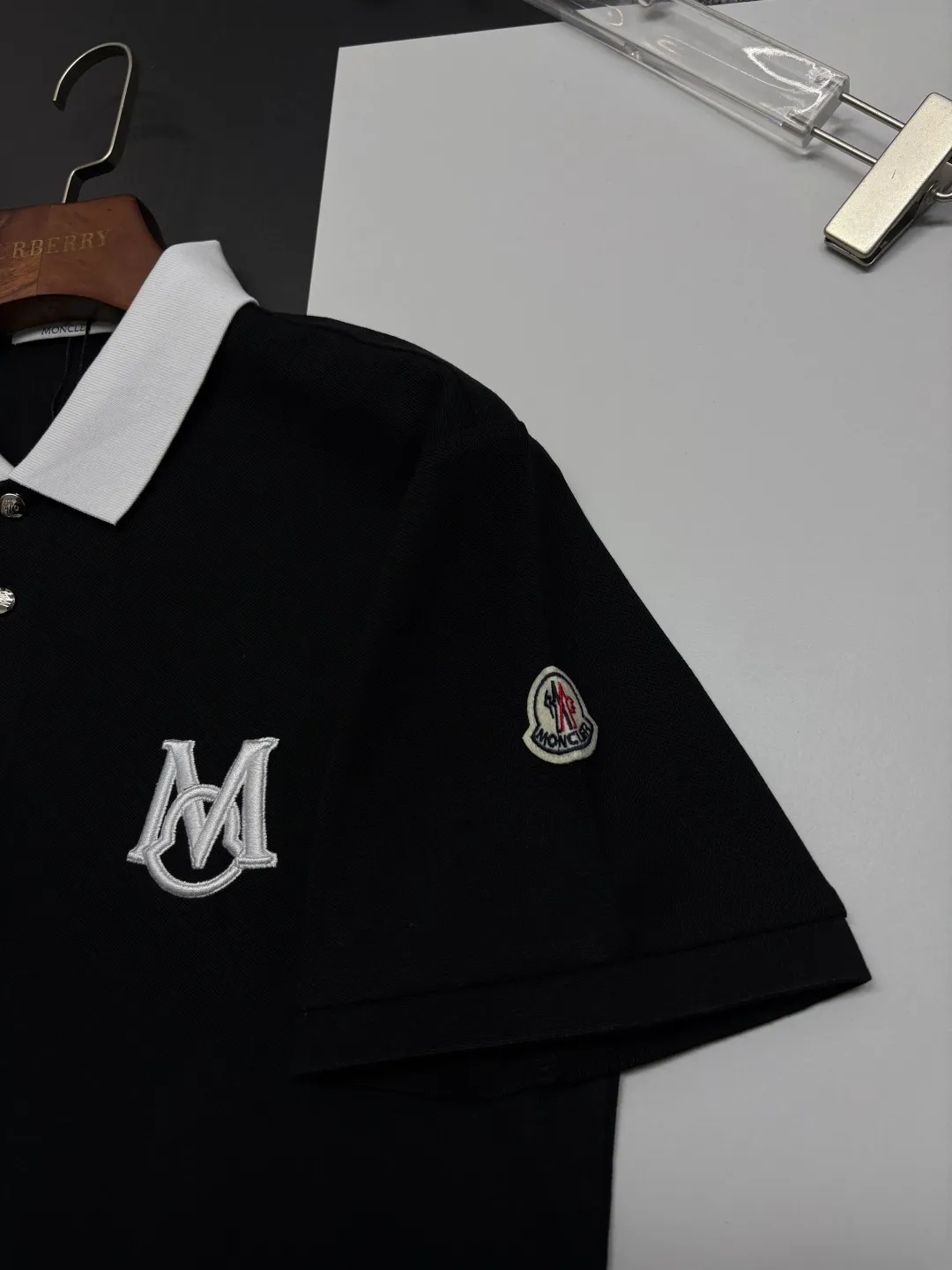P180 MONCLER Mouth Covered Letter LOGO Embroidered New Polo Shirt Original fabric Official same style Made of 210g pure cotton pique fabric, customized same-tank dyed fabric Very comfortable and smooth to the touch Very wide and stylish Produced by a first-line brand OEM factory Imported Behringer embroidery machine The embroidery is full and textured The collar and collar ribs are woven with imported yarn and will not deform after long-term wear The latest style for spring and summer Fashionable and individual Super versatile and good-looking one It is very suitable for both men and women. A must-have item for everyone. Color: Black White Royal Blue Size: M-3XL