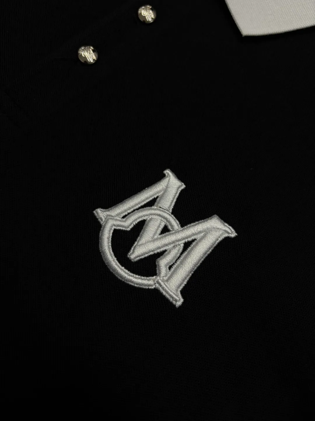 P180 MONCLER Mouth Covered Letter LOGO Embroidered New Polo Shirt Original fabric Official same style Made of 210g pure cotton pique fabric, customized same-tank dyed fabric Very comfortable and smooth to the touch Very wide and stylish Produced by a first-line brand OEM factory Imported Behringer embroidery machine The embroidery is full and textured The collar and collar ribs are woven with imported yarn and will not deform after long-term wear The latest style for spring and summer Fashionable and individual Super versatile and good-looking one It is very suitable for both men and women. A must-have item for everyone. Color: Black White Royal Blue Size: M-3XL