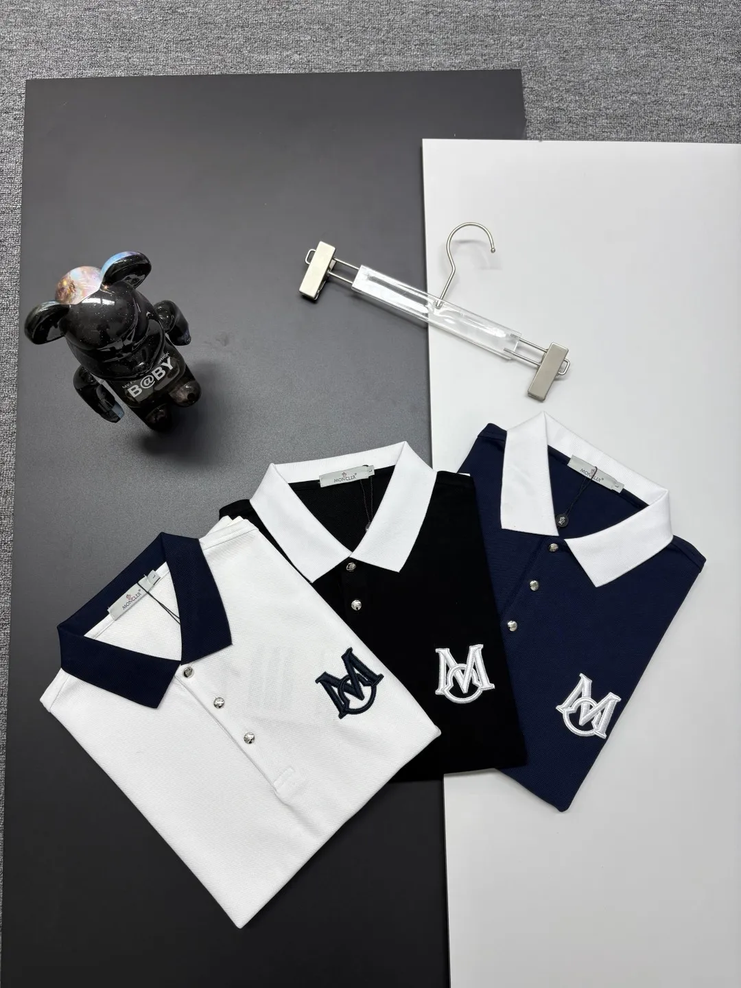 P180 MONCLER Mouth Covered Letter LOGO Embroidered New Polo Shirt Original fabric Official same style Made of 210g pure cotton pique fabric, customized same-tank dyed fabric Very comfortable and smooth to the touch Very wide and stylish Produced by a first-line brand OEM factory Imported Behringer embroidery machine The embroidery is full and textured The collar and collar ribs are woven with imported yarn and will not deform after long-term wear The latest style for spring and summer Fashionable and individual Super versatile and good-looking one It is very suitable for both men and women. A must-have item for everyone. Color: Black White Royal Blue Size: M-3XL