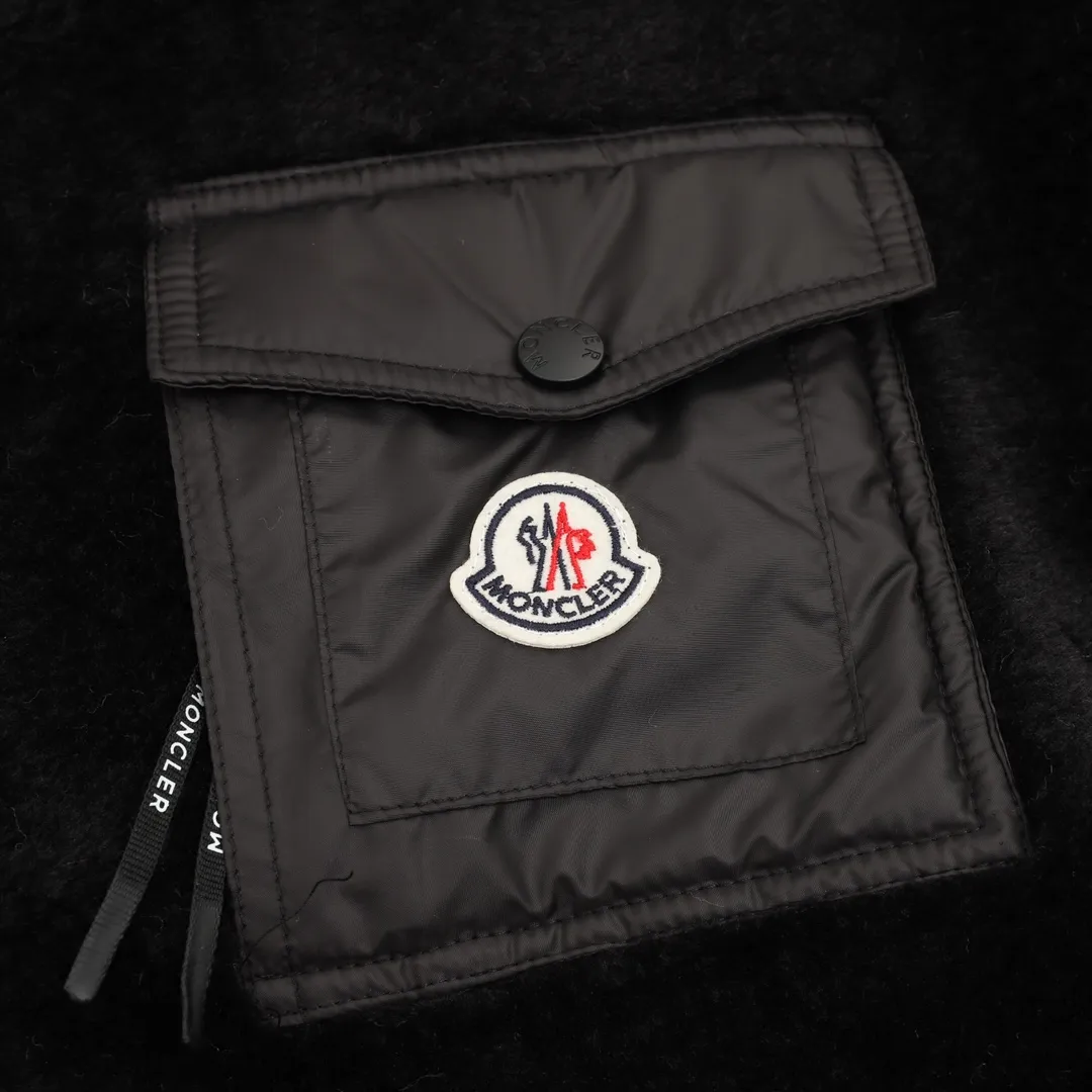 P530 Moncler/Muzzled Teddy Velvet Zipper Pocket It’s the season to wear Moner again ~ Who can refuse a piece of fragrant and soft teddy velvet fabric🐑, Moner25’s new autumn and winter product is the same for men and women. The top original version refers to the highest version in China (there is no one) (one is made with ingenuity and it is ZP). The new teddy velvet for autumn and winter 25 is really so comfortable. The soft and waxy fabric has a great texture. It is a very thick zippered teddy. You don’t have to worry if you have it in autumn and winter. The most beautiful Maillard color lamb hair in autumn and winter! Same style for men and women. Carefully make an original product so that every customer has the confidence to introduce it to his customers. Size: XS-L