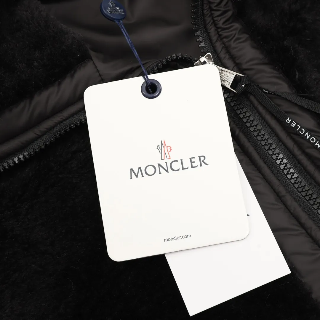 P530 Moncler/Muzzled Teddy Velvet Zipper Pocket It’s the season to wear Moner again ~ Who can refuse a piece of fragrant and soft teddy velvet fabric🐑, Moner25’s new autumn and winter product is the same for men and women. The top original version refers to the highest version in China (there is no one) (one is made with ingenuity and it is ZP). The new teddy velvet for autumn and winter 25 is really so comfortable. The soft and waxy fabric has a great texture. It is a very thick zippered teddy. You don’t have to worry if you have it in autumn and winter. The most beautiful Maillard color lamb hair in autumn and winter! Same style for men and women. Carefully make an original product so that every customer has the confidence to introduce it to his customers. Size: XS-L
