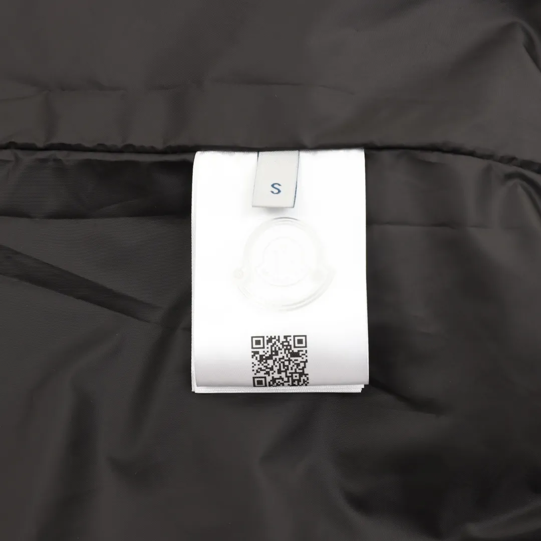 P530 Moncler/Muzzled Teddy Velvet Zipper Pocket It’s the season to wear Moner again ~ Who can refuse a piece of fragrant and soft teddy velvet fabric🐑, Moner25’s new autumn and winter product is the same for men and women. The top original version refers to the highest version in China (there is no one) (one is made with ingenuity and it is ZP). The new teddy velvet for autumn and winter 25 is really so comfortable. The soft and waxy fabric has a great texture. It is a very thick zippered teddy. You don’t have to worry if you have it in autumn and winter. The most beautiful Maillard color lamb hair in autumn and winter! Same style for men and women. Carefully make an original product so that every customer has the confidence to introduce it to his customers. Size: XS-L
