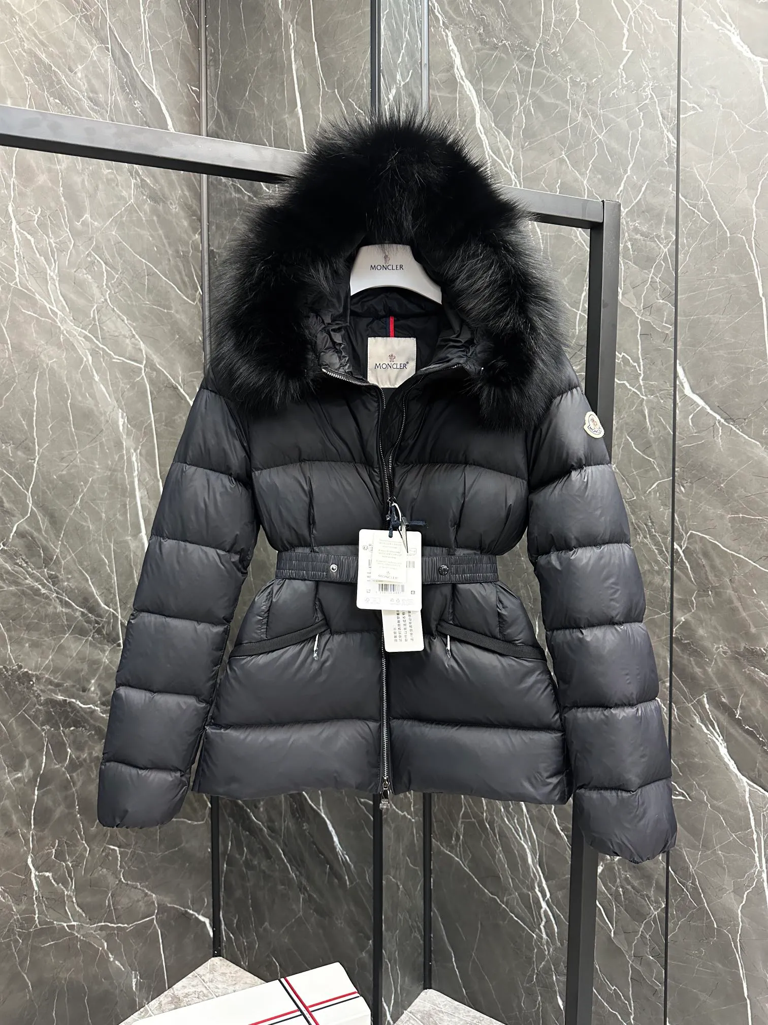 P920 Moncler Boed Women's Short Down Jacket Jacket The Boed women's down jacket is made of longue saison fabric and decorated with fur trim to provide warmth and care. (⚠️Fox fur collar imported from Finland, of course the fur collar needs to be larger to look good) The Boed down jacket has a soft silhouette design and is equipped with a delicate belt to create a sophisticated and elegant winter look. Made of longue saison fabric with wool trim on the hood. Details •Made from longue saison fabric •Longue saison lining •Filled with down •Hood with removable fleece trim •Two-way zipper closure •Elasticated waistband with patented snap buttons •Zip closure lateral pockets with grosgrain piping •Adjustable elastic cuffs Size: 1-4 Women's