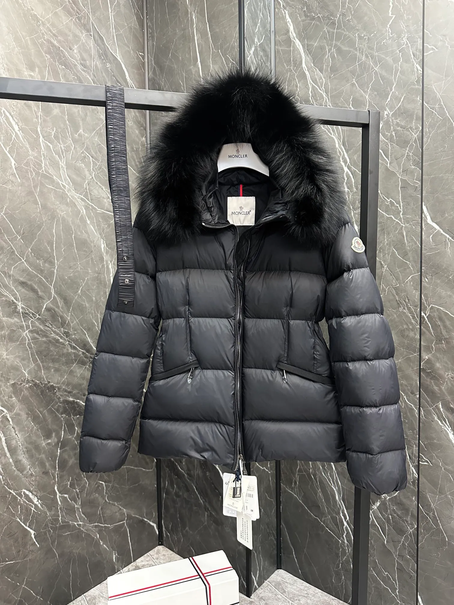 P920 Moncler Boed Women's Short Down Jacket Jacket The Boed women's down jacket is made of longue saison fabric and decorated with fur trim to provide warmth and care. (⚠️Fox fur collar imported from Finland, of course the fur collar needs to be larger to look good) The Boed down jacket has a soft silhouette design and is equipped with a delicate belt to create a sophisticated and elegant winter look. Made of longue saison fabric with wool trim on the hood. Details •Made from longue saison fabric •Longue saison lining •Filled with down •Hood with removable fleece trim •Two-way zipper closure •Elasticated waistband with patented snap buttons •Zip closure lateral pockets with grosgrain piping •Adjustable elastic cuffs Size: 1-4 Women's