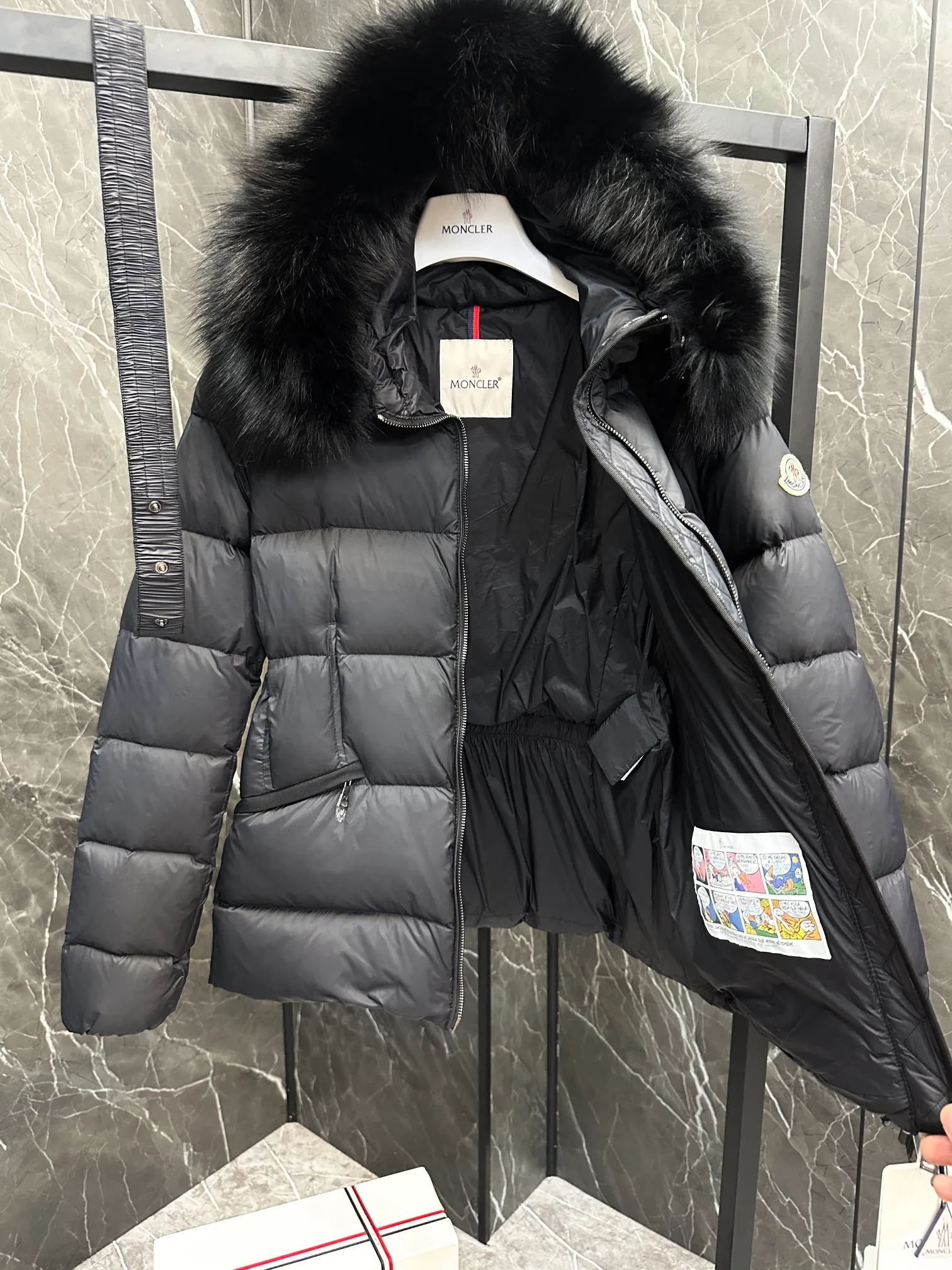 P920 Moncler Boed Women's Short Down Jacket Jacket The Boed women's down jacket is made of longue saison fabric and decorated with fur trim to provide warmth and care. (⚠️Fox fur collar imported from Finland, of course the fur collar needs to be larger to look good) The Boed down jacket has a soft silhouette design and is equipped with a delicate belt to create a sophisticated and elegant winter look. Made of longue saison fabric with wool trim on the hood. Details •Made from longue saison fabric •Longue saison lining •Filled with down •Hood with removable fleece trim •Two-way zipper closure •Elasticated waistband with patented snap buttons •Zip closure lateral pockets with grosgrain piping •Adjustable elastic cuffs Size: 1-4 Women's
