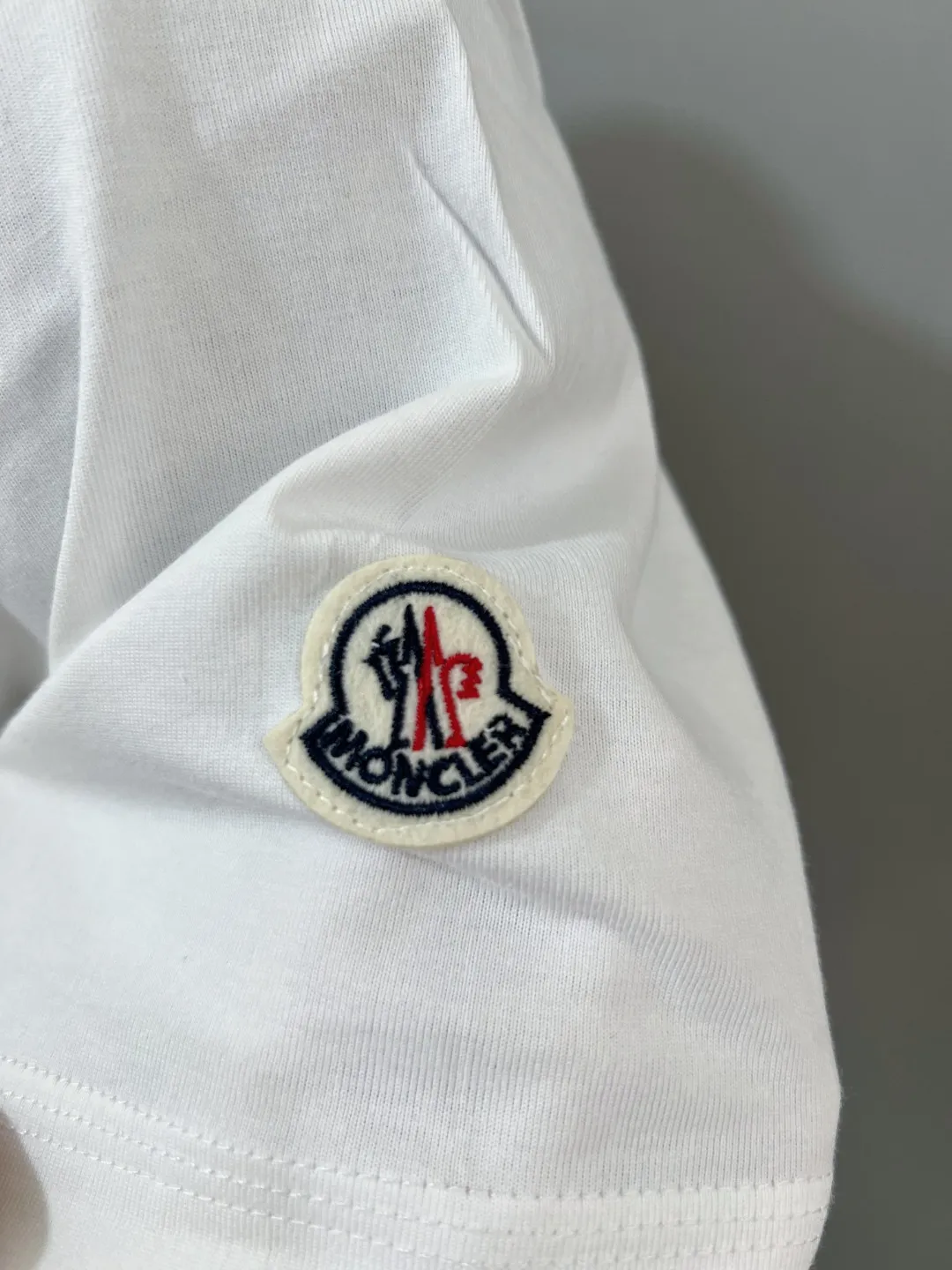 P150 Monocler for Mouth Mouth is new, official and on sale at the same time; 2026SS flocked letter printed sleeve label style , made of 240g double yarn 100% cotton fabric, imported woven thread, the neckline is boned and not easy to deform, factory high-temperature washing process, the fabric is soft and breathable, does not shrink, NCF washing mark identification, details are in place and the upper body is good-looking, European size version, loose and suitable, color: black, white, size XS-L (can wear up to 200 pounds)