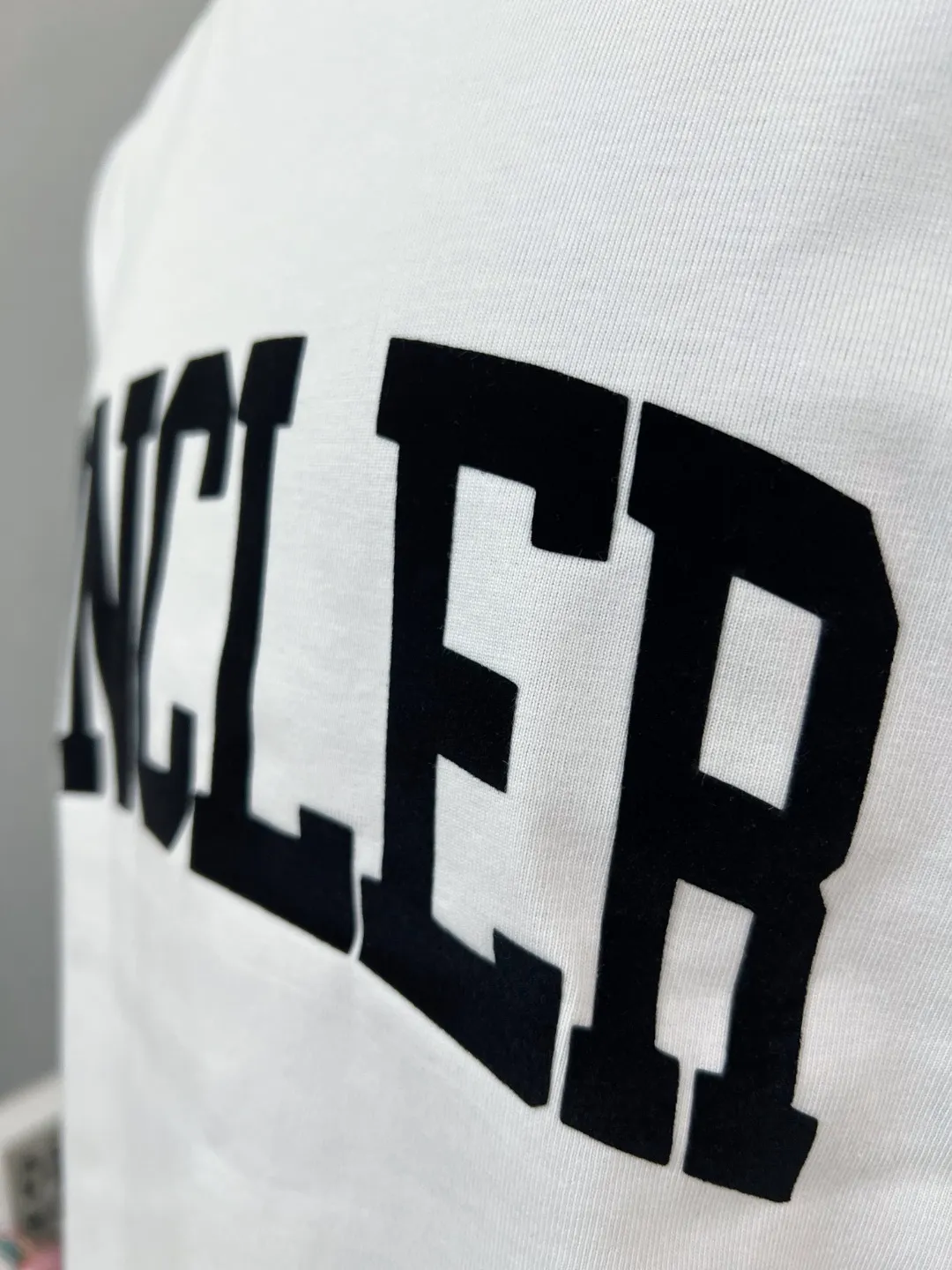 P150 Monocler for Mouth Mouth is new, official and on sale at the same time; 2026SS flocked letter printed sleeve label style , made of 240g double yarn 100% cotton fabric, imported woven thread, the neckline is boned and not easy to deform, factory high-temperature washing process, the fabric is soft and breathable, does not shrink, NCF washing mark identification, details are in place and the upper body is good-looking, European size version, loose and suitable, color: black, white, size XS-L (can wear up to 200 pounds)