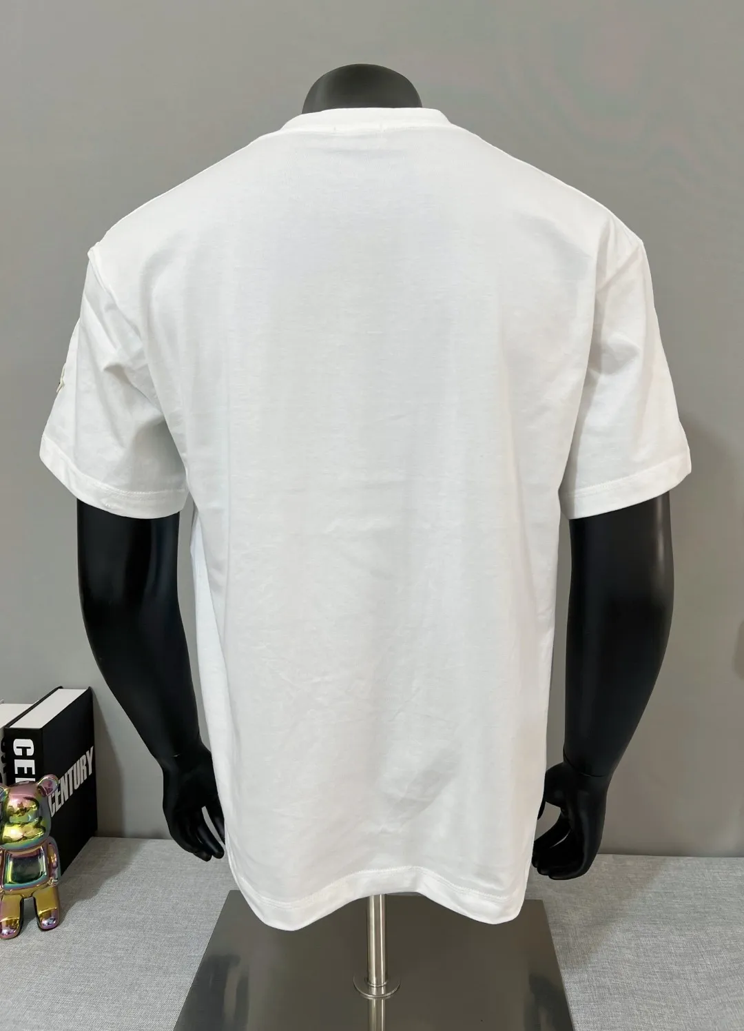 P150 Monocler for Mouth Mouth is new, official and on sale at the same time; 2026SS flocked letter printed sleeve label style , made of 240g double yarn 100% cotton fabric, imported woven thread, the neckline is boned and not easy to deform, factory high-temperature washing process, the fabric is soft and breathable, does not shrink, NCF washing mark identification, details are in place and the upper body is good-looking, European size version, loose and suitable, color: black, white, size XS-L (can wear up to 200 pounds)