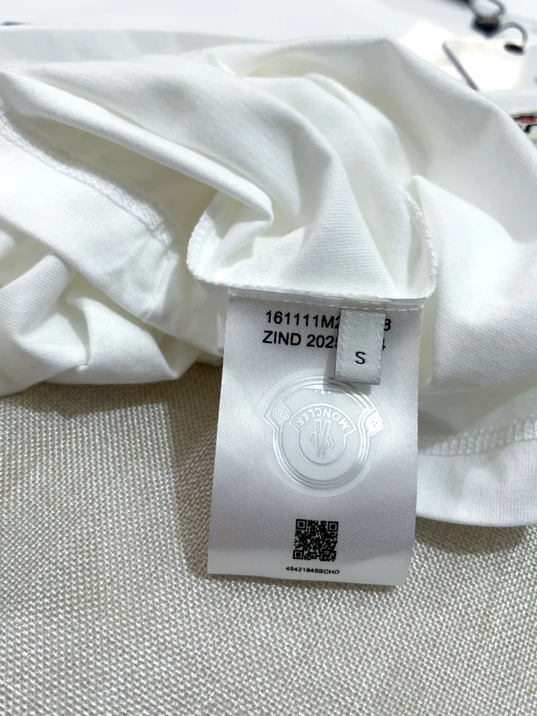 P150 Monocler for Mouth Mouth is new, official and on sale at the same time; 2026SS flocked letter printed sleeve label style , made of 240g double yarn 100% cotton fabric, imported woven thread, the neckline is boned and not easy to deform, factory high-temperature washing process, the fabric is soft and breathable, does not shrink, NCF washing mark identification, details are in place and the upper body is good-looking, European size version, loose and suitable, color: black, white, size XS-L (can wear up to 200 pounds)